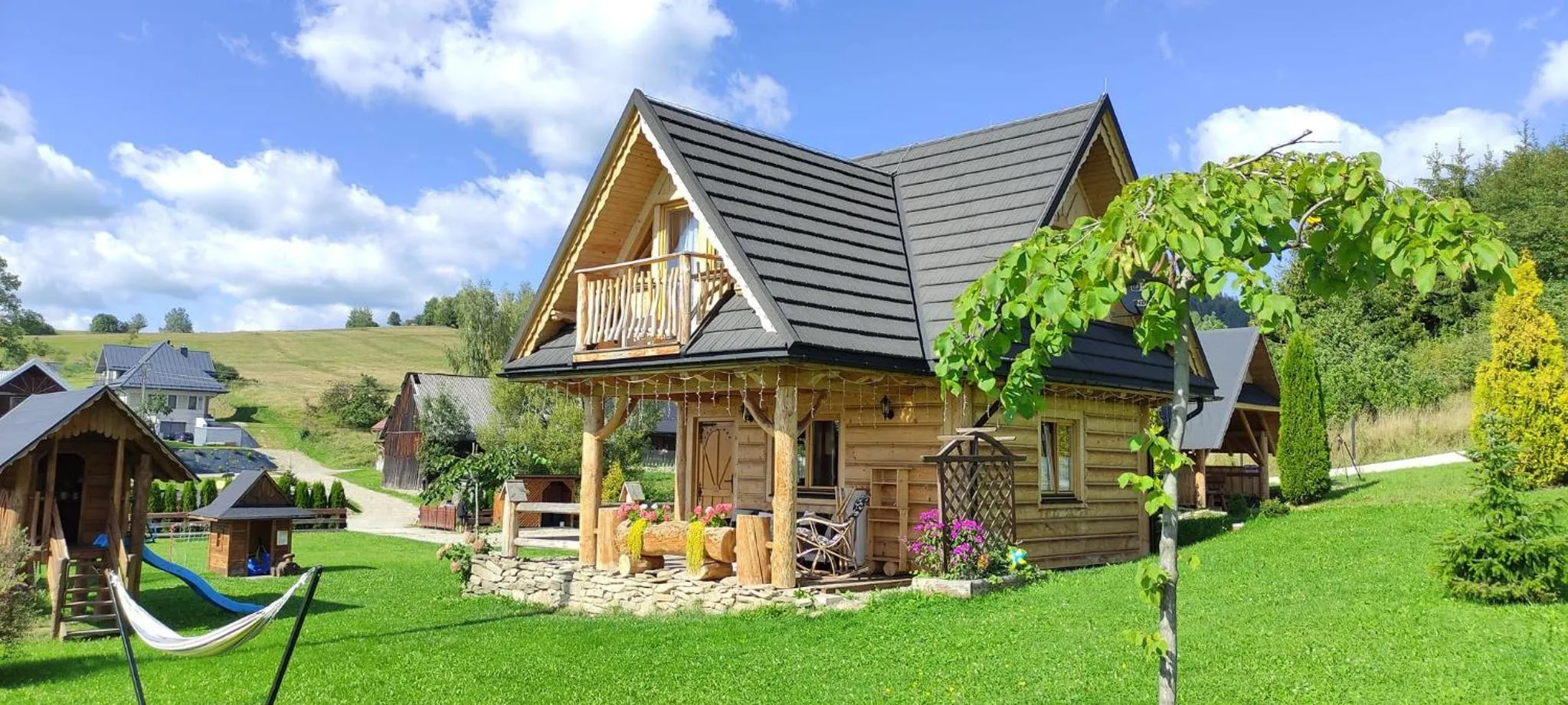 Property building in Pocztówka z Mizernej, domki z widokiem na góry, 1 km od Velo Czorsztyn, Jezioro Czorsztyńskie, rowery, cisza, spokój