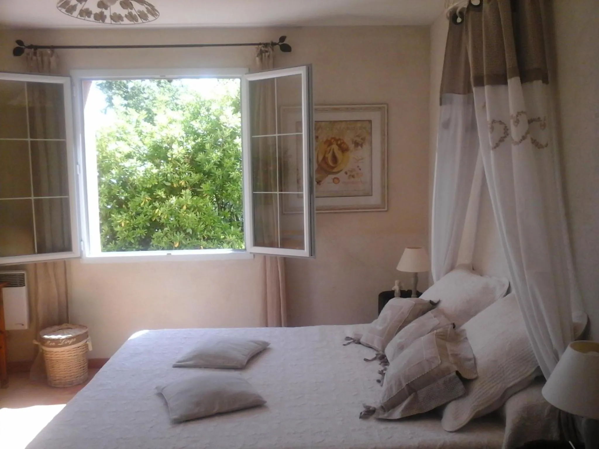 Photo of the whole room, Bed in La Maison de Campagne