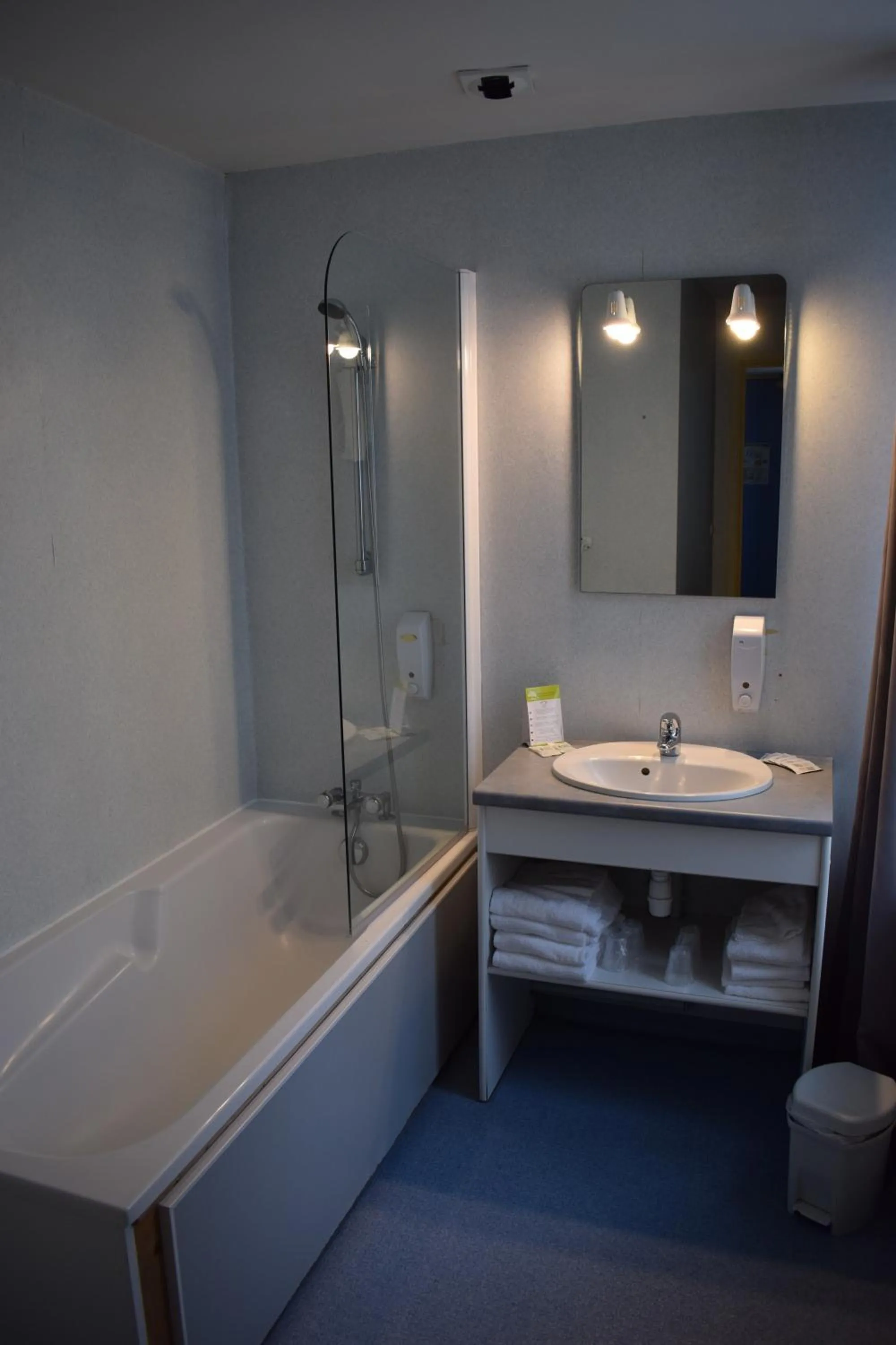 Bathroom in Hôtel de France