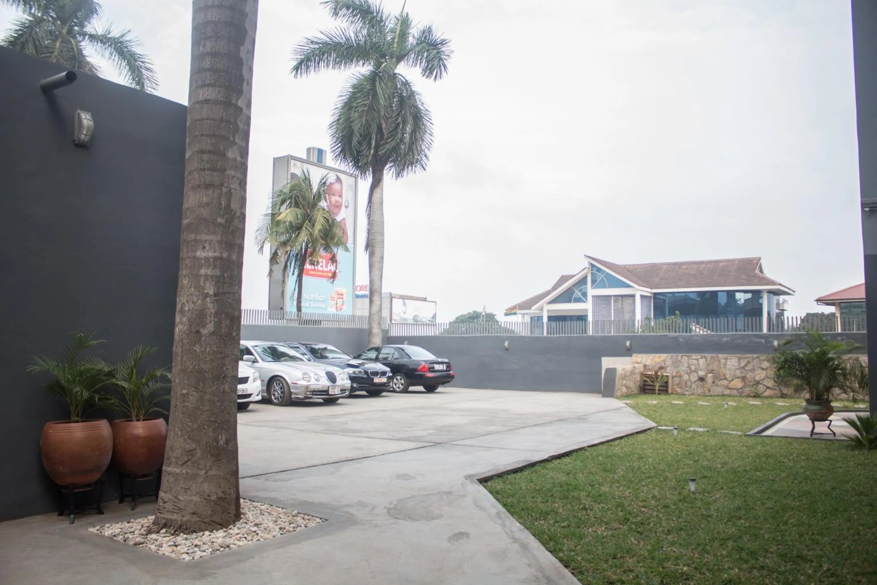 Facade/entrance in Manjaro Suites