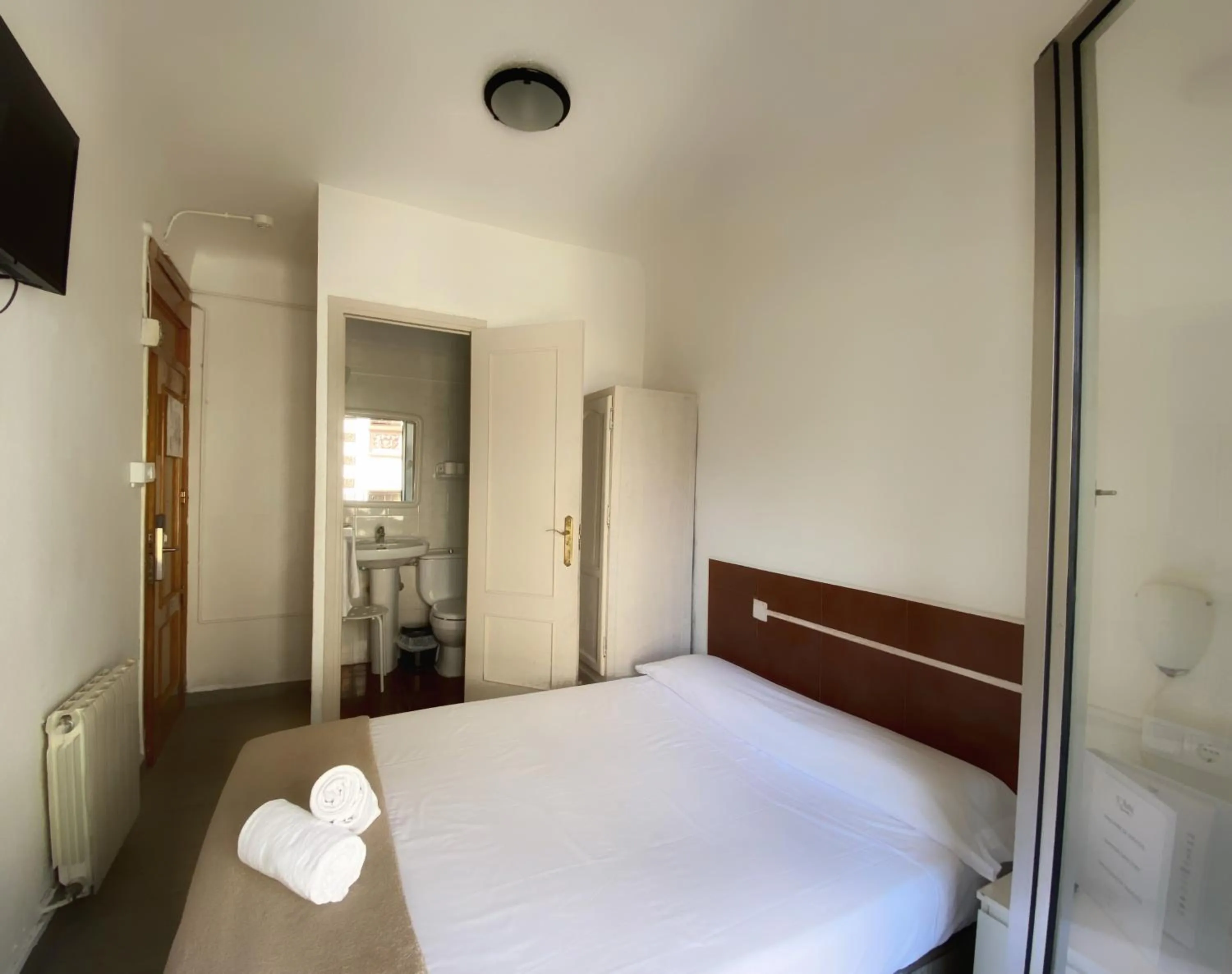 Toilet, Bed in LÀtic Rooms