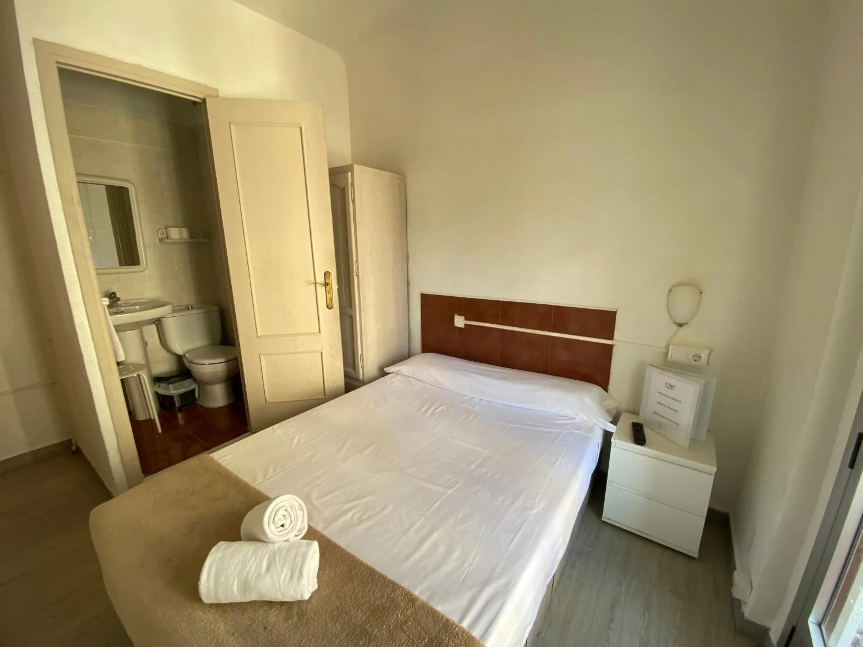 Toilet, Bed in LÀtic Rooms