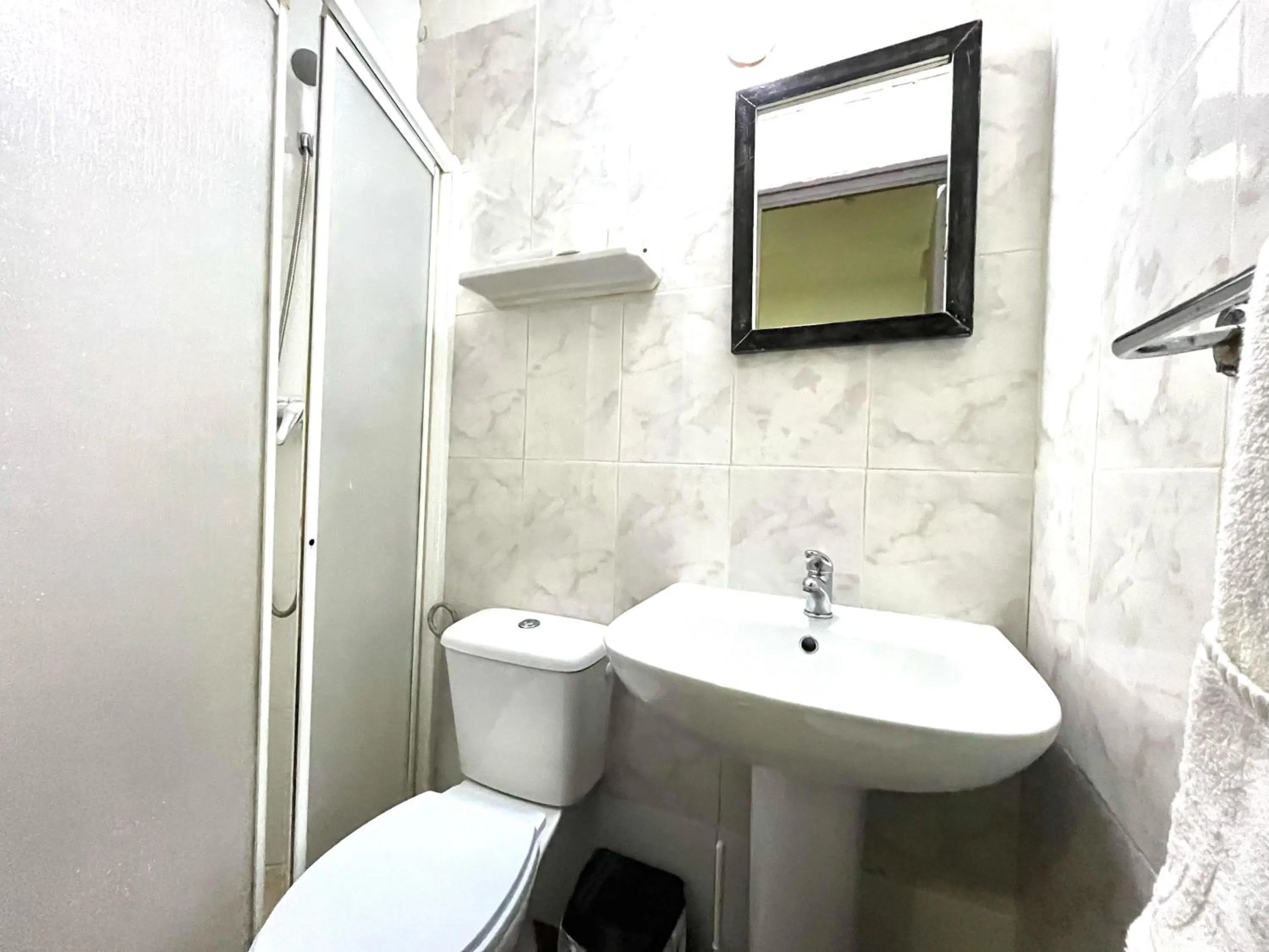 Toilet in LÀtic Rooms