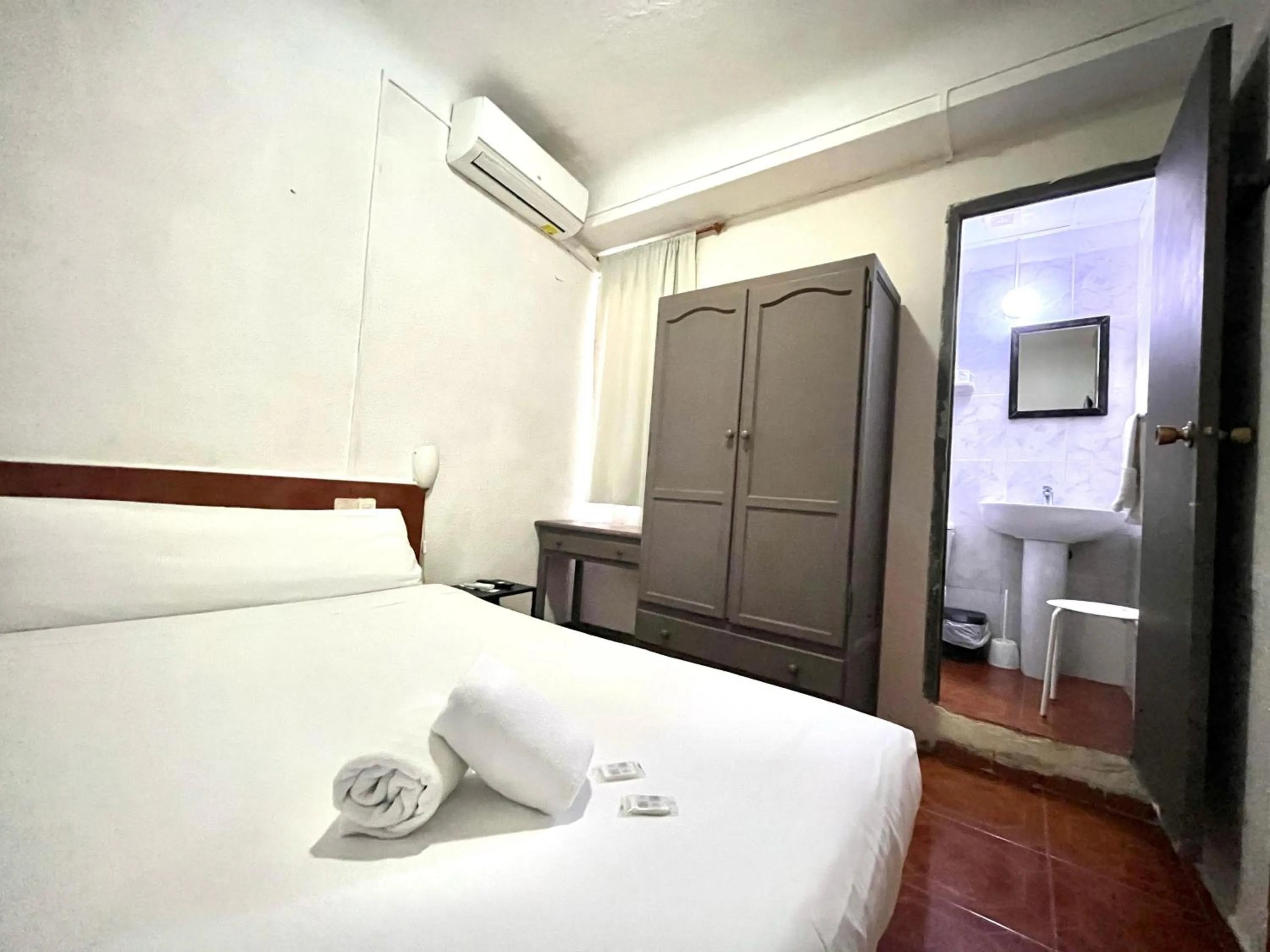 Toilet, Bed in LÀtic Rooms