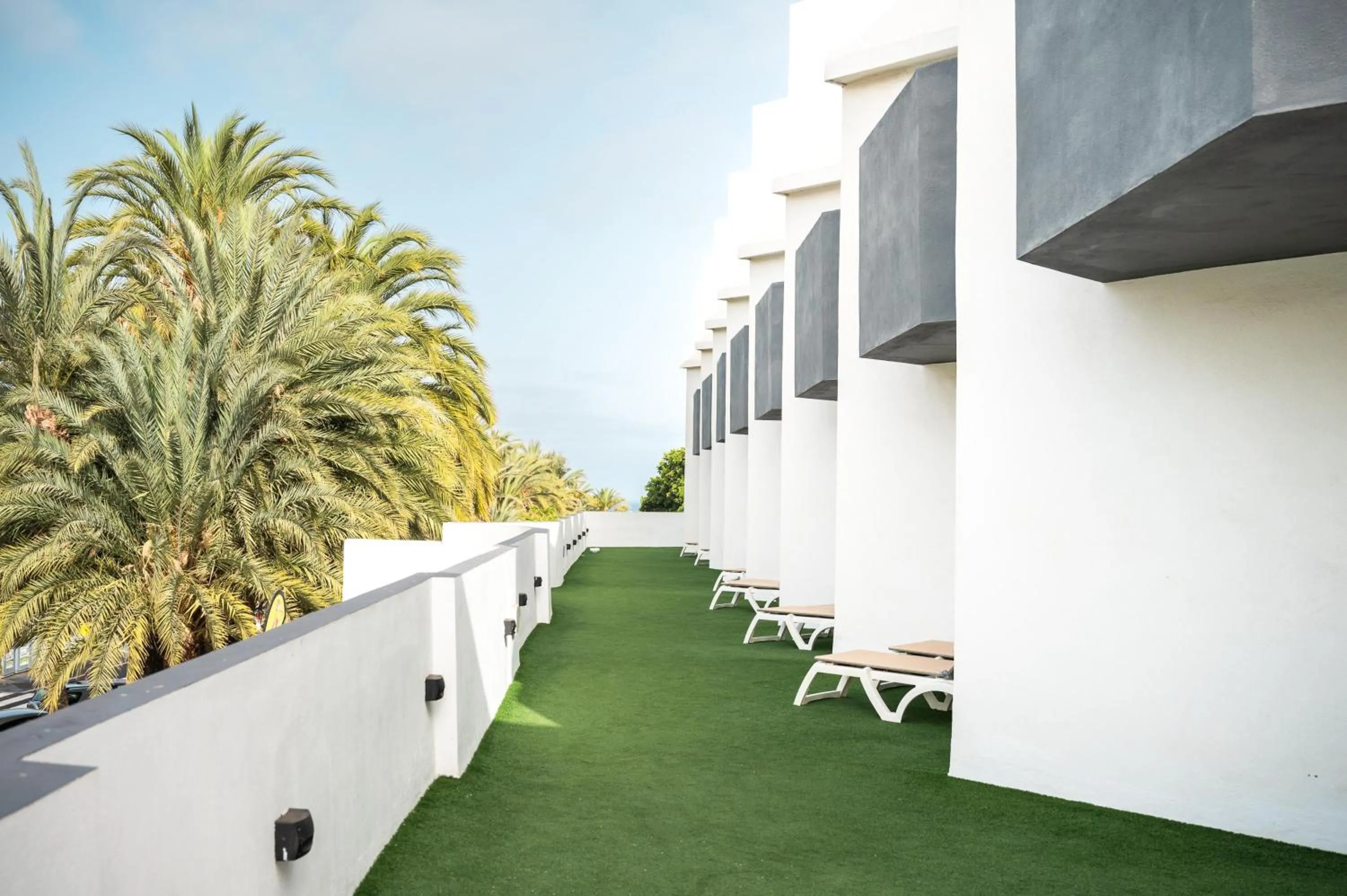 Balcony/Terrace in BARRANCO Chic! Apartments by ALEGRIA