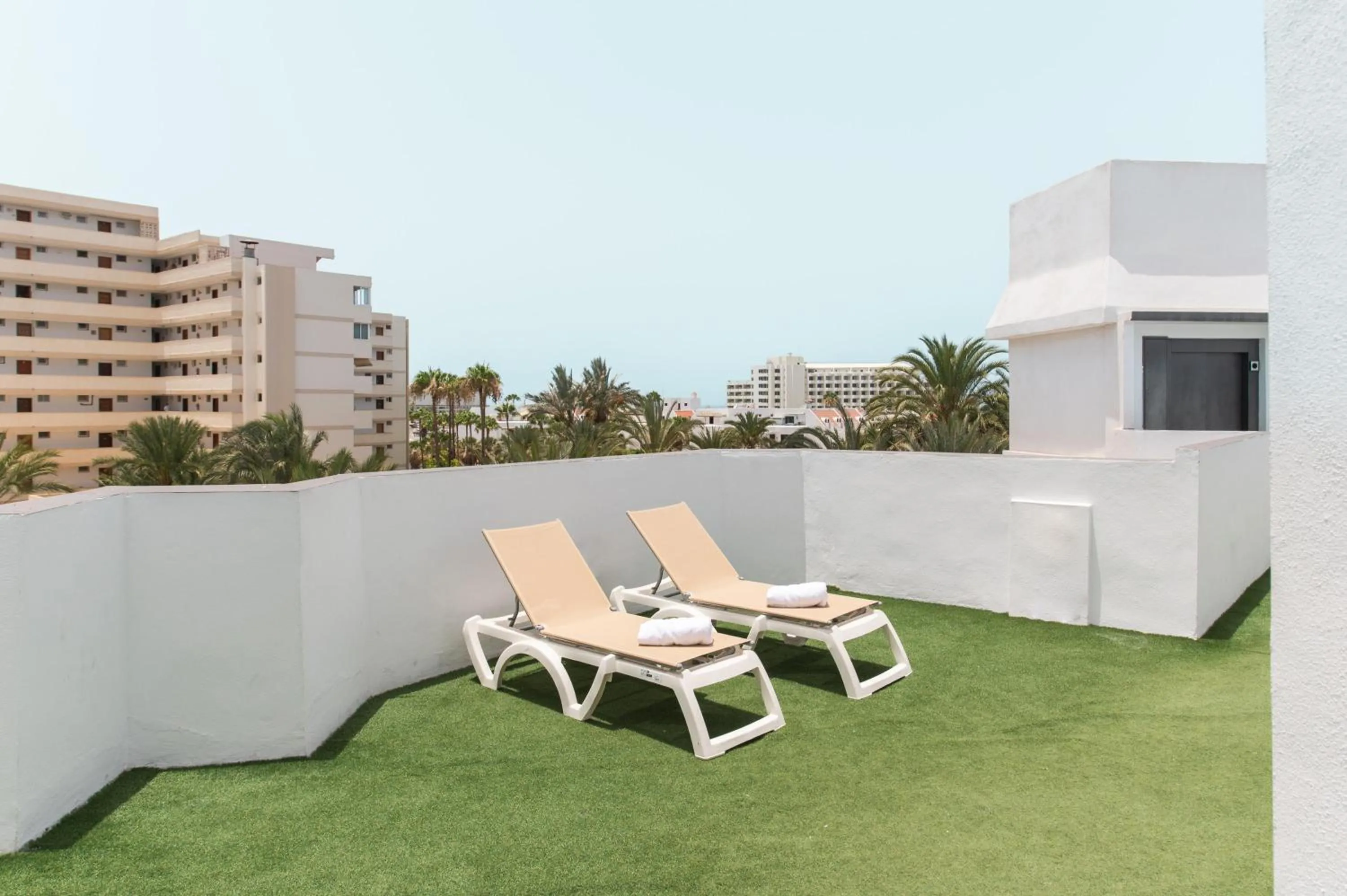 Balcony/Terrace in BARRANCO Chic! Apartments by ALEGRIA