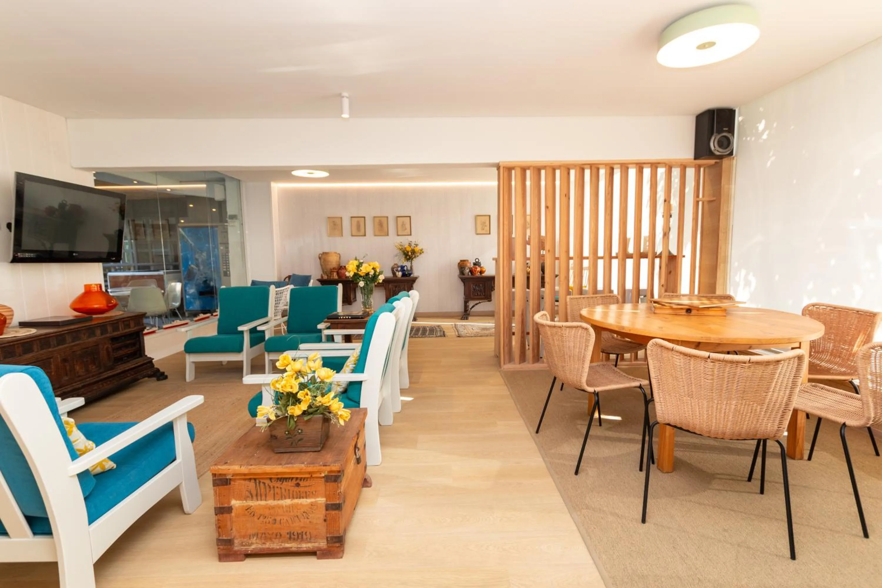 Communal lounge/ TV room in Hotel Yola