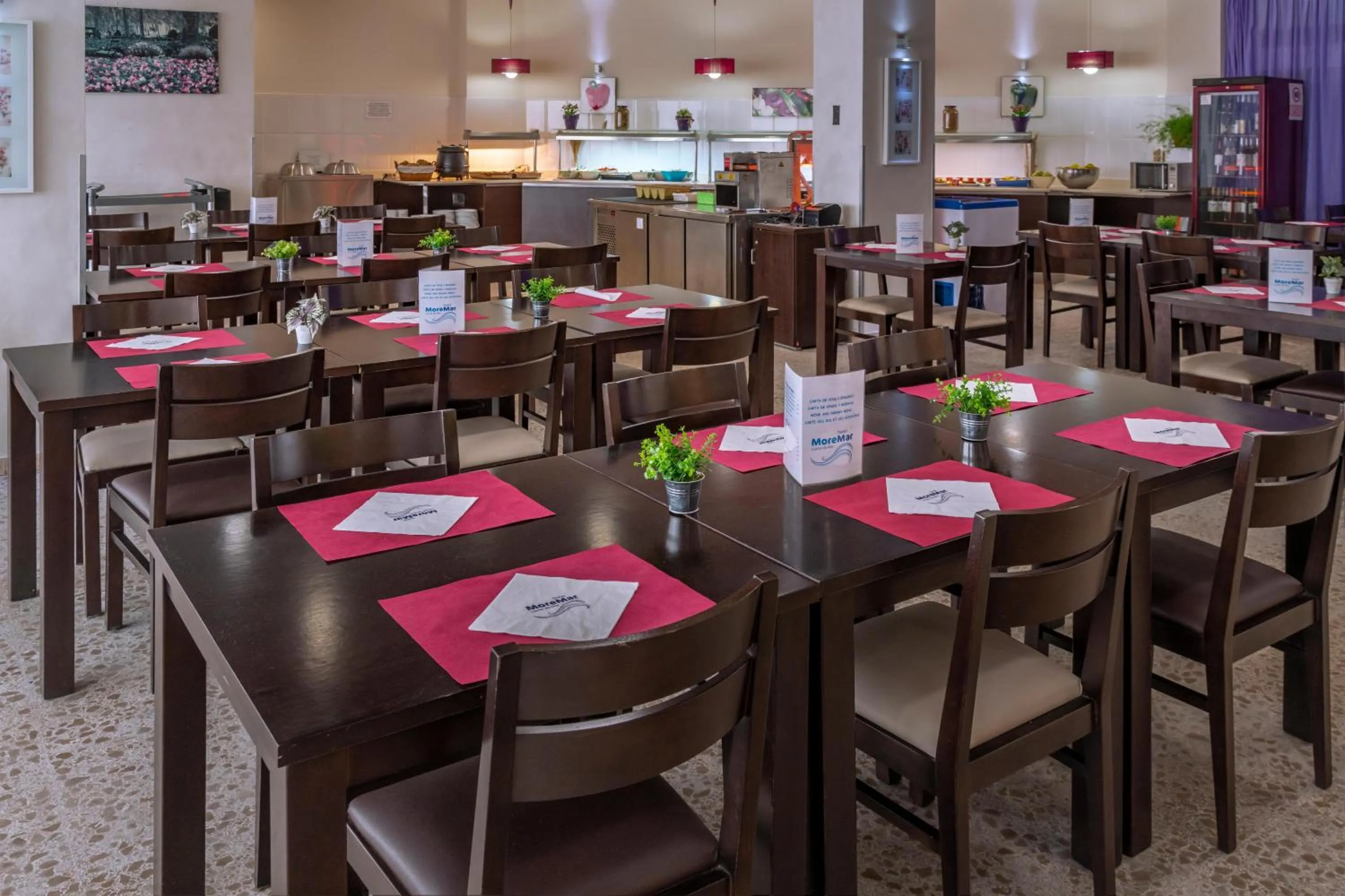 Restaurant/Places to Eat in Moremar Hotel