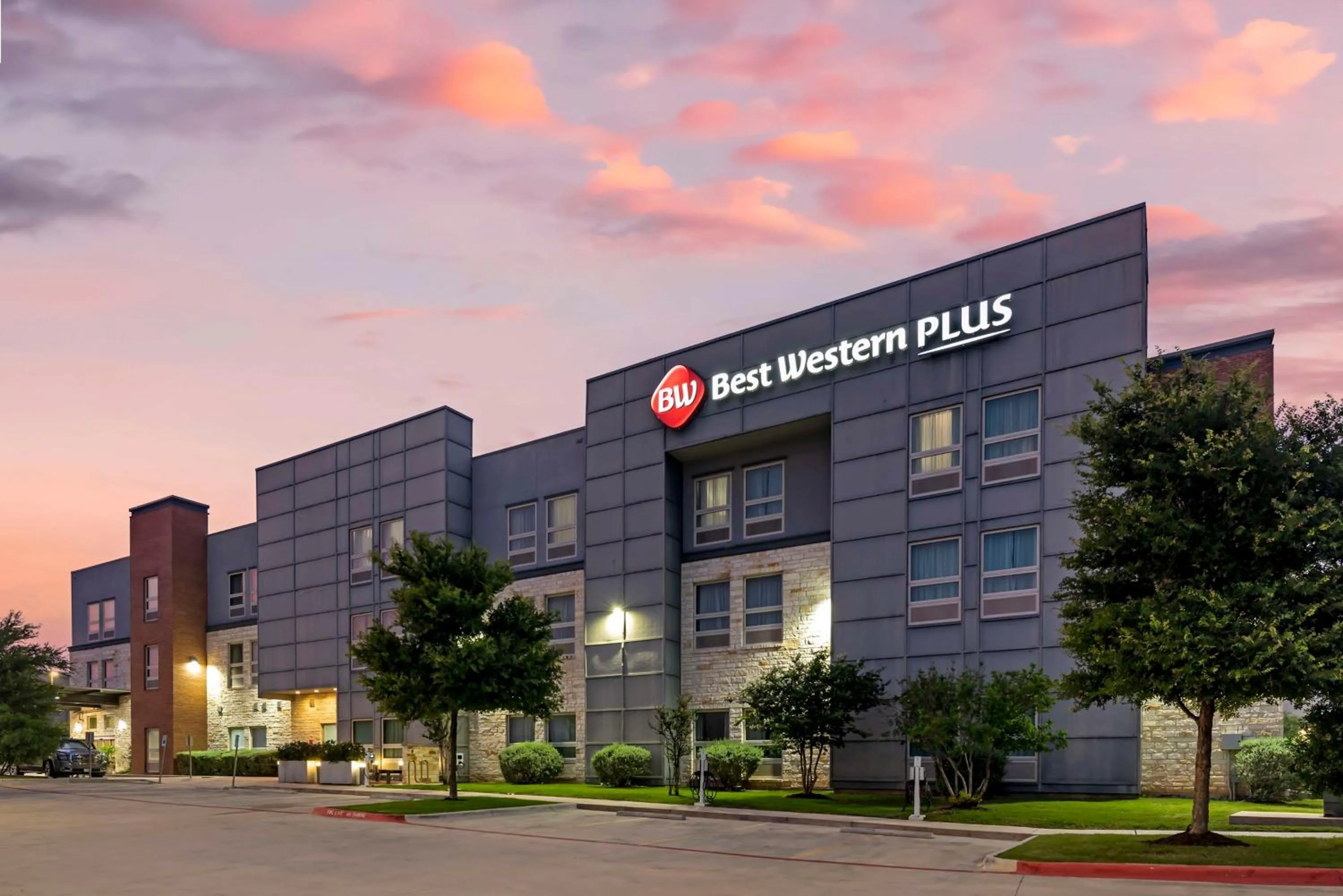 Property building in Best Western Plus Pflugerville Inn & Suites