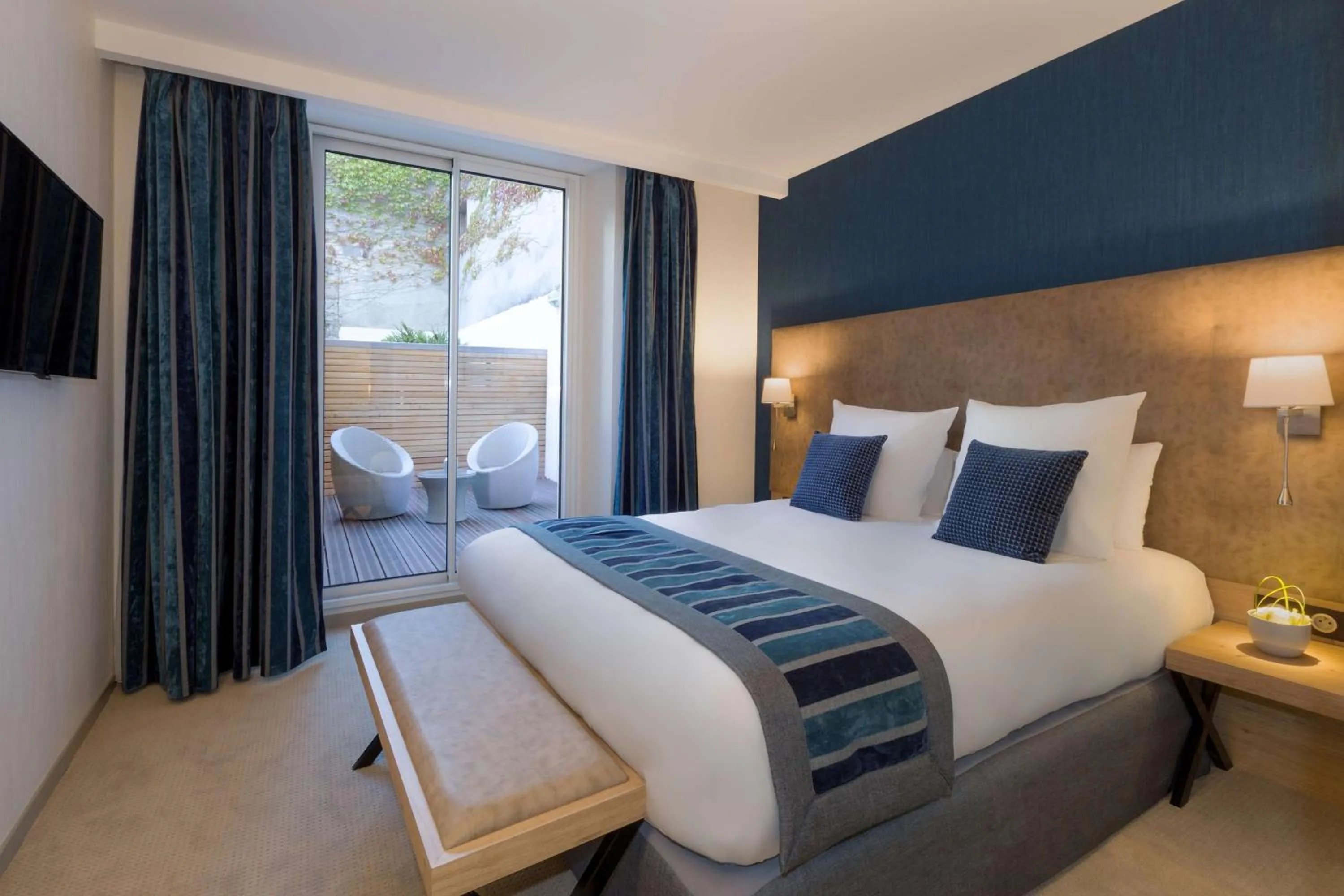 Photo of the whole room, Bed in Hôtel Le Rive Droite & SPA