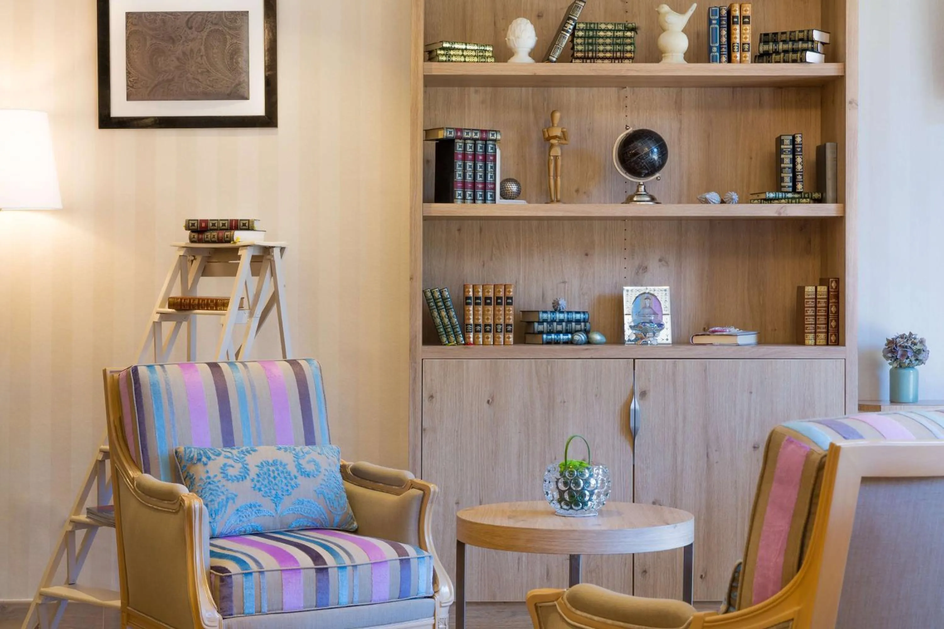 Library in Hôtel Le Rive Droite & SPA