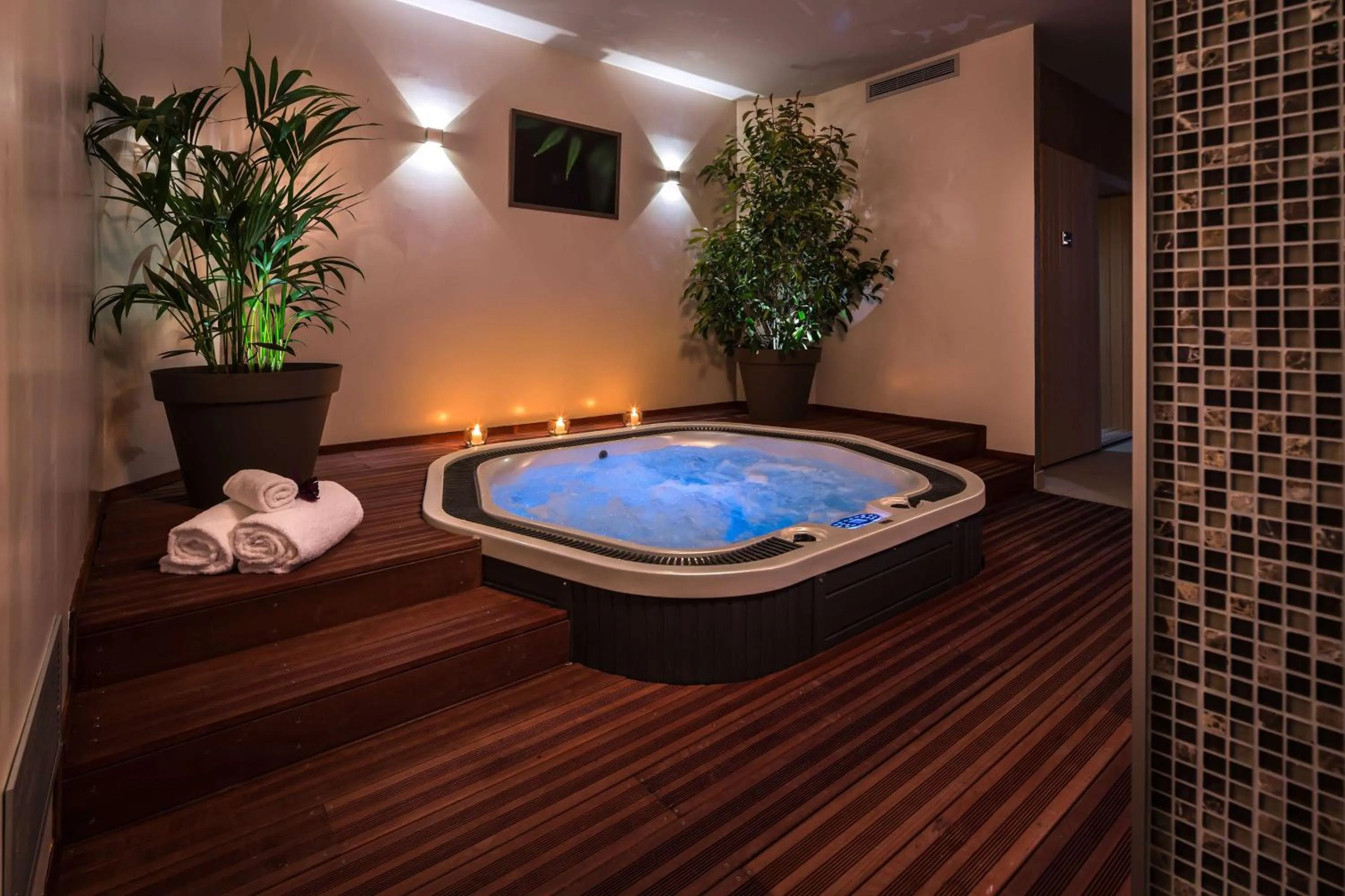 Spa and wellness centre/facilities in Hôtel Le Rive Droite & SPA