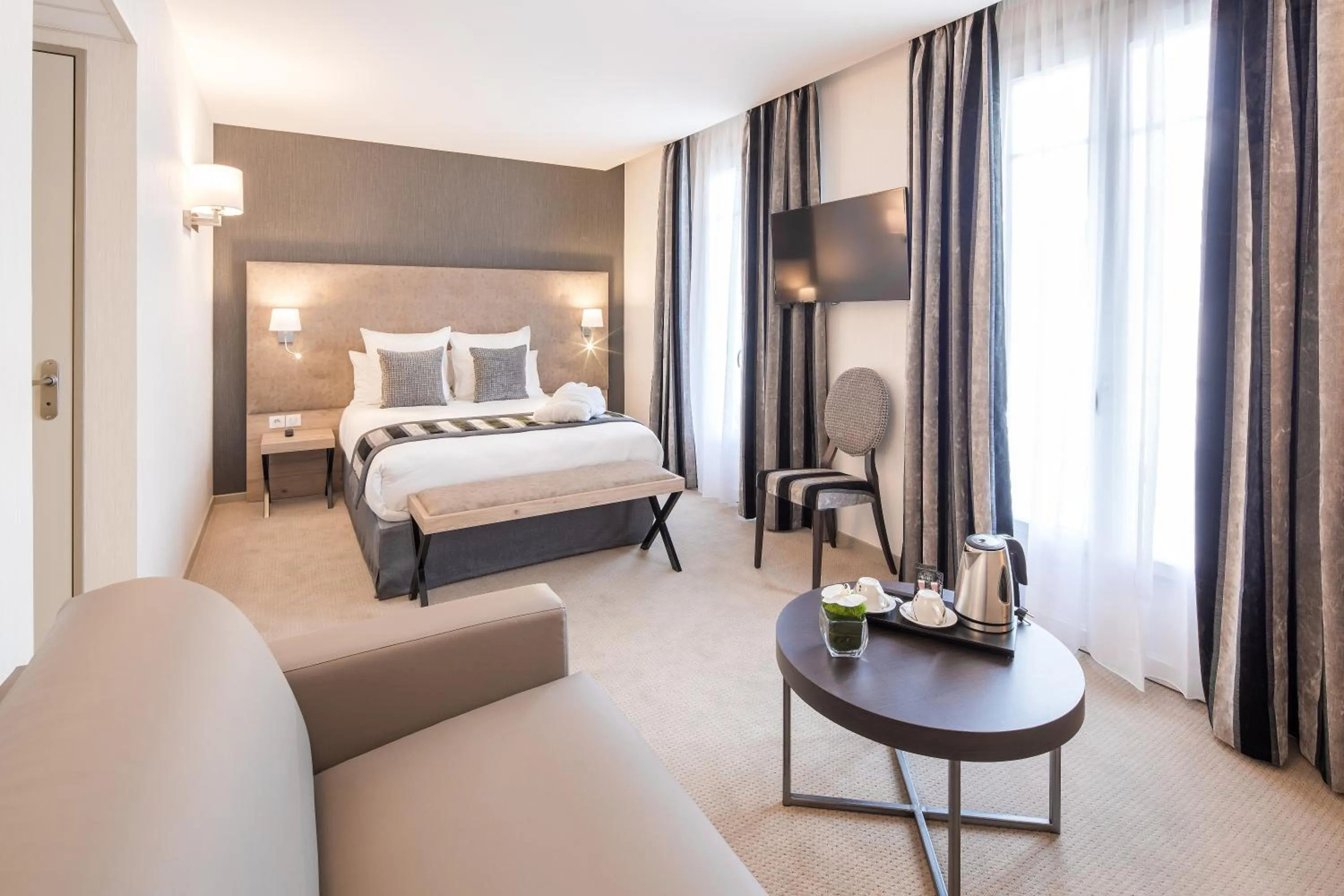 Balcony/Terrace, Bed in Hôtel Le Rive Droite & SPA