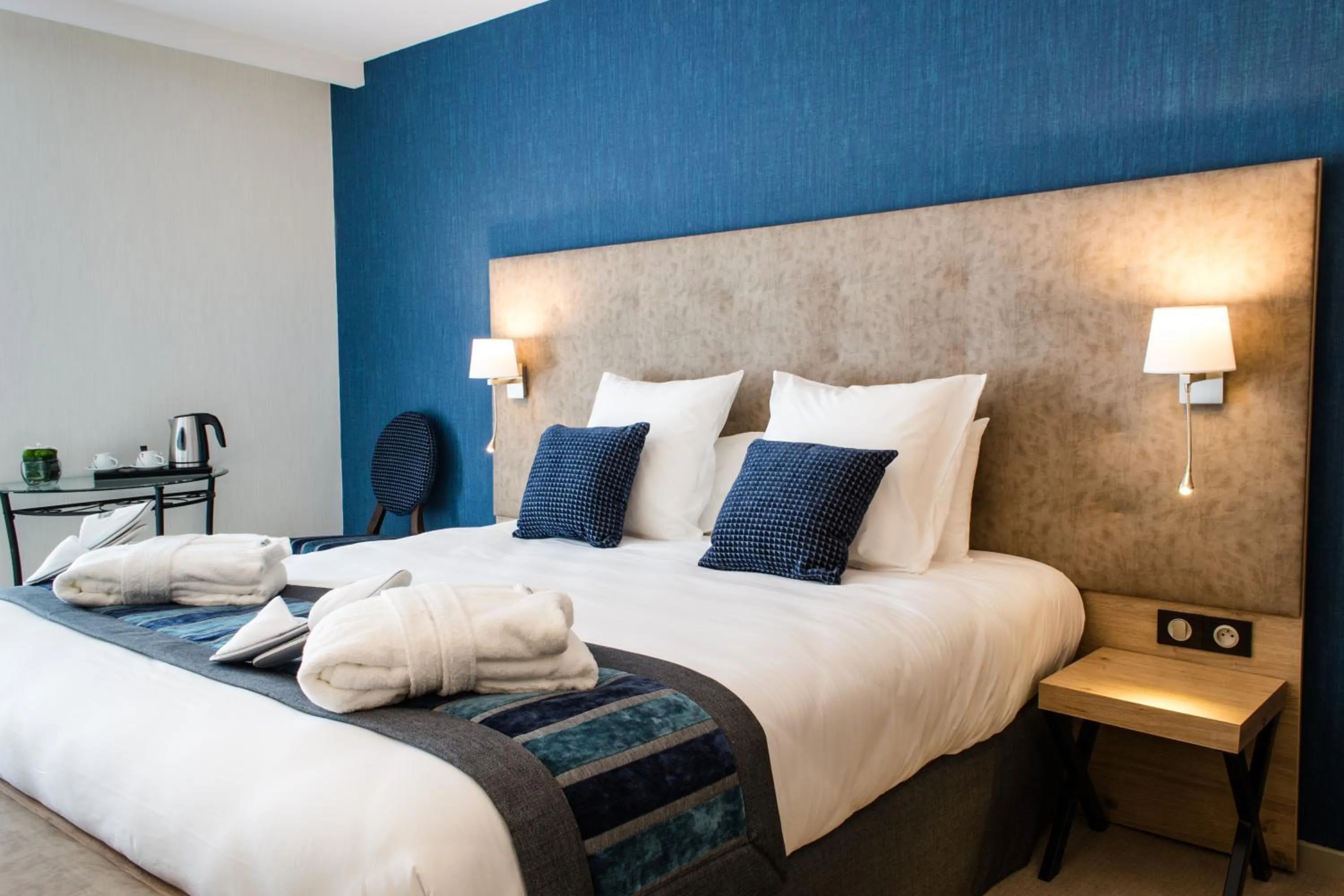 Balcony/Terrace, Bed in Hôtel Le Rive Droite & SPA