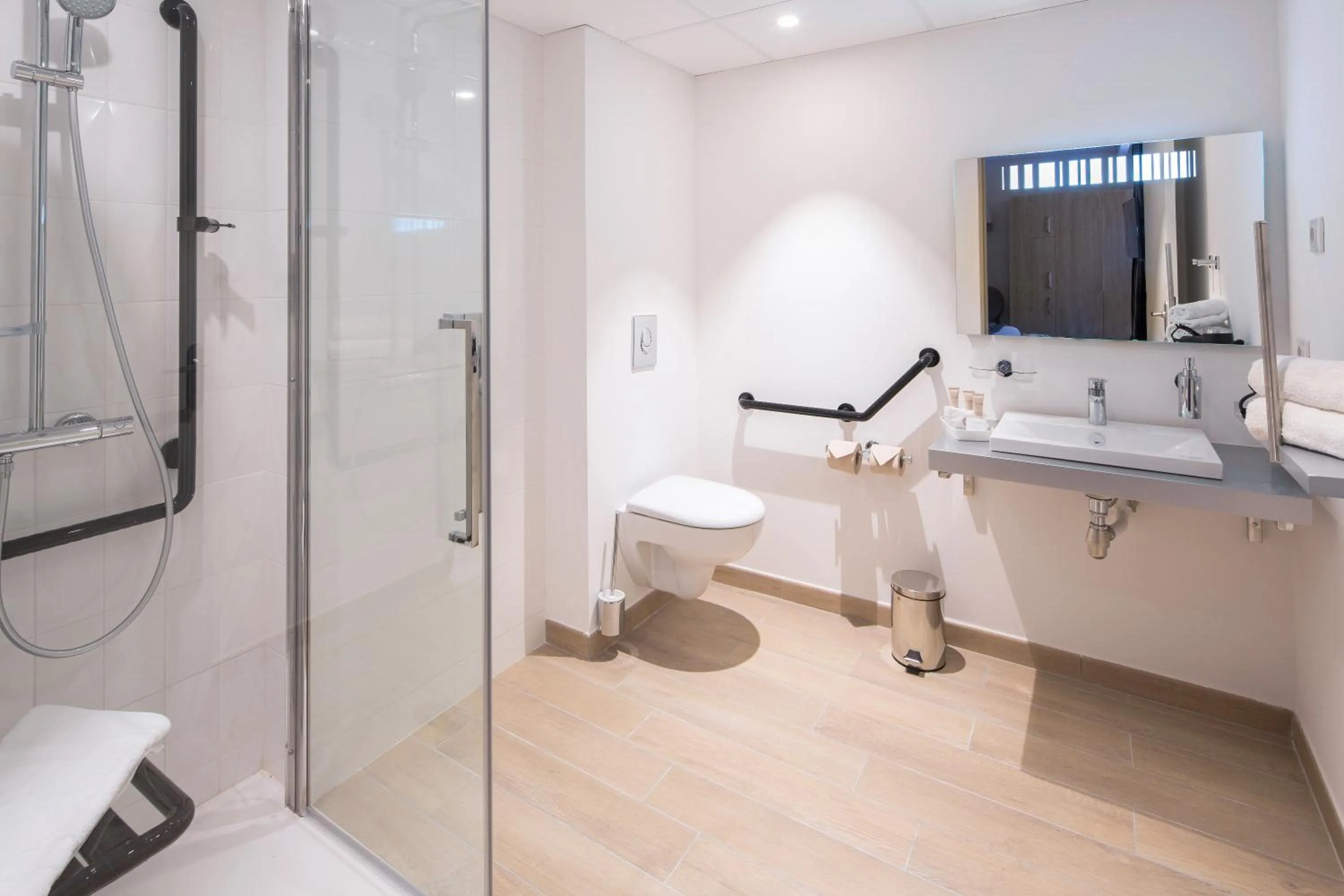 Shower in Hôtel Le Rive Droite & SPA