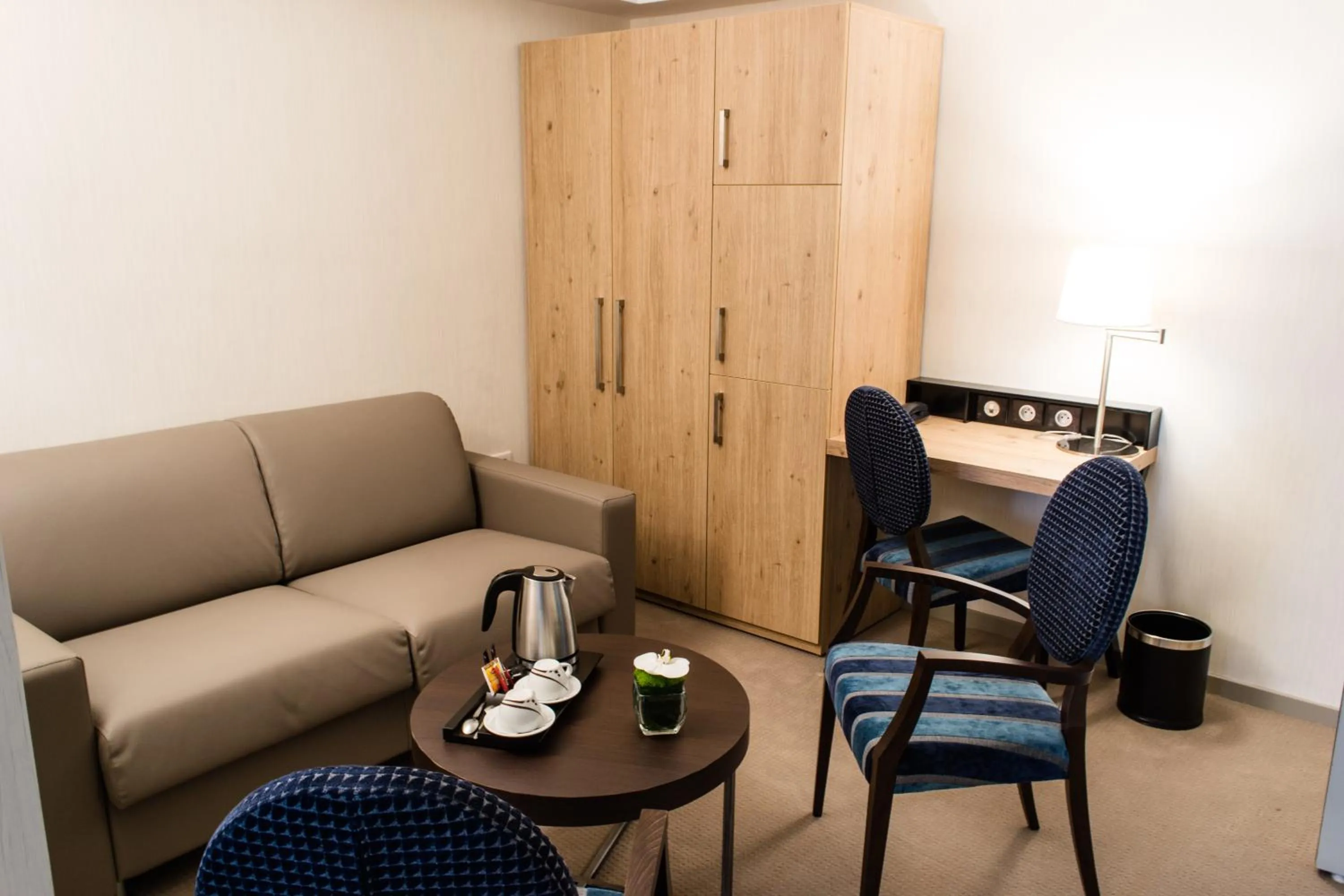 Seating area in Hôtel Le Rive Droite & SPA