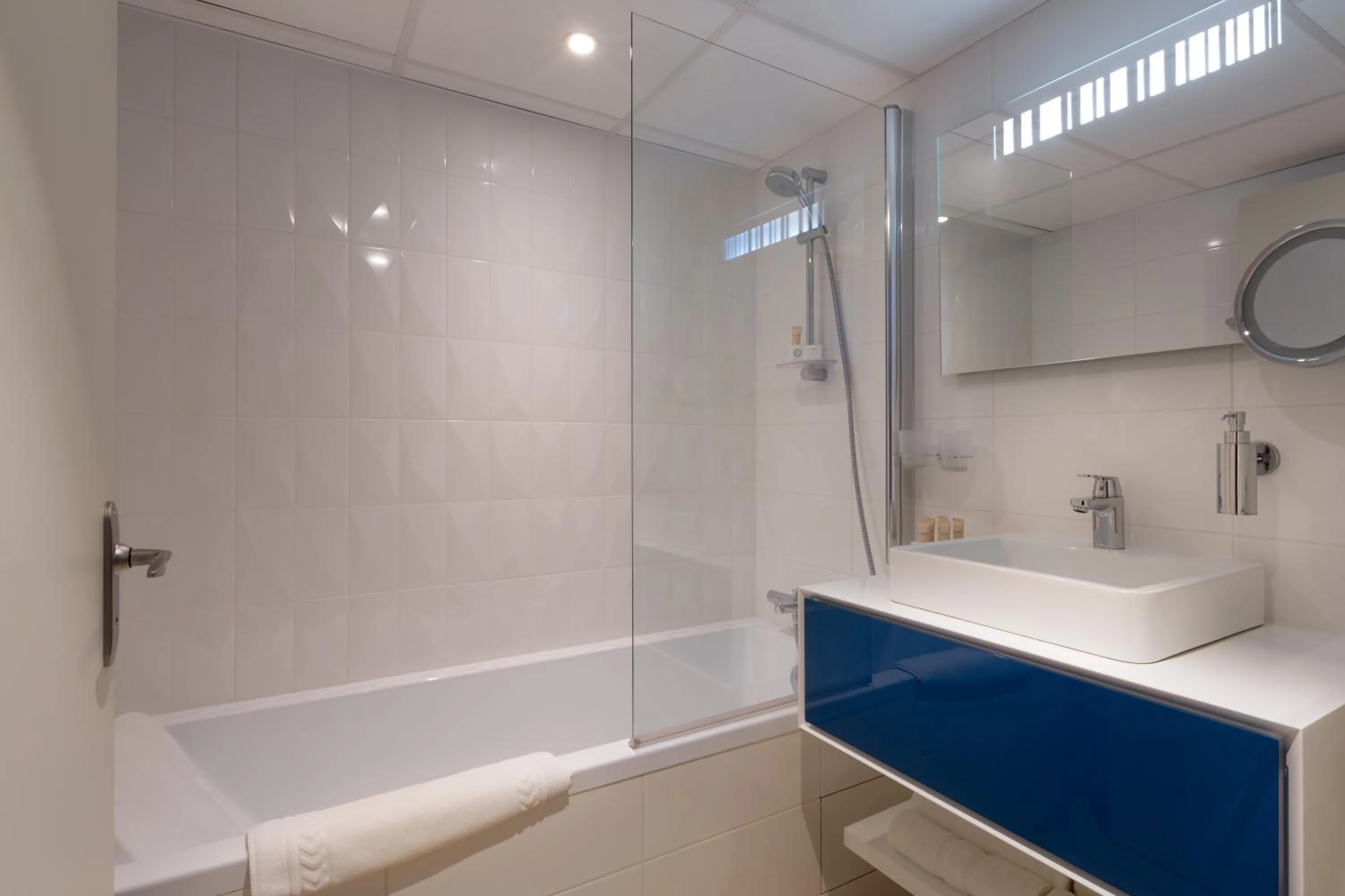 Bathroom in Hôtel Le Rive Droite & SPA