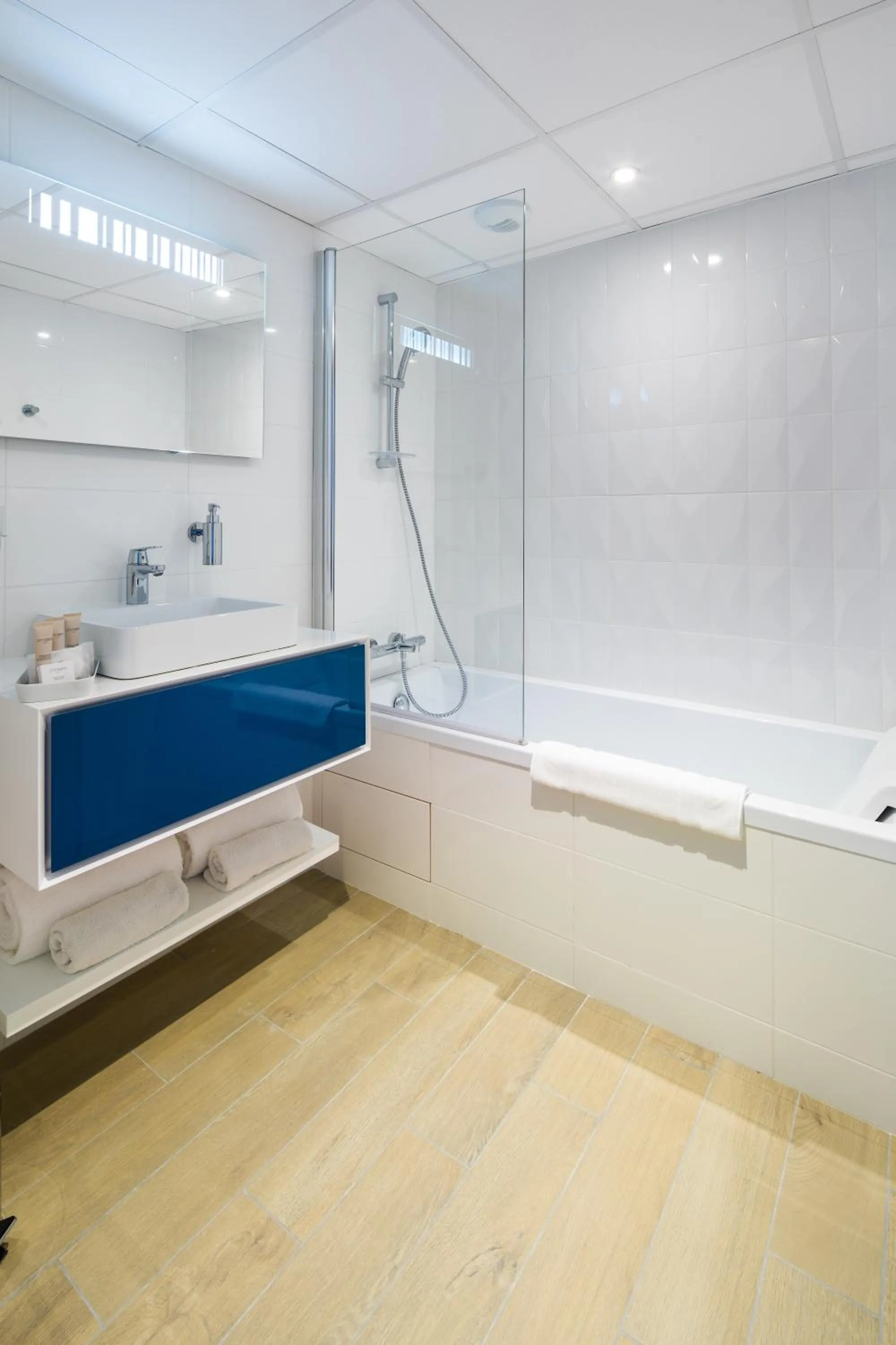 Bathroom in Hôtel Le Rive Droite & SPA