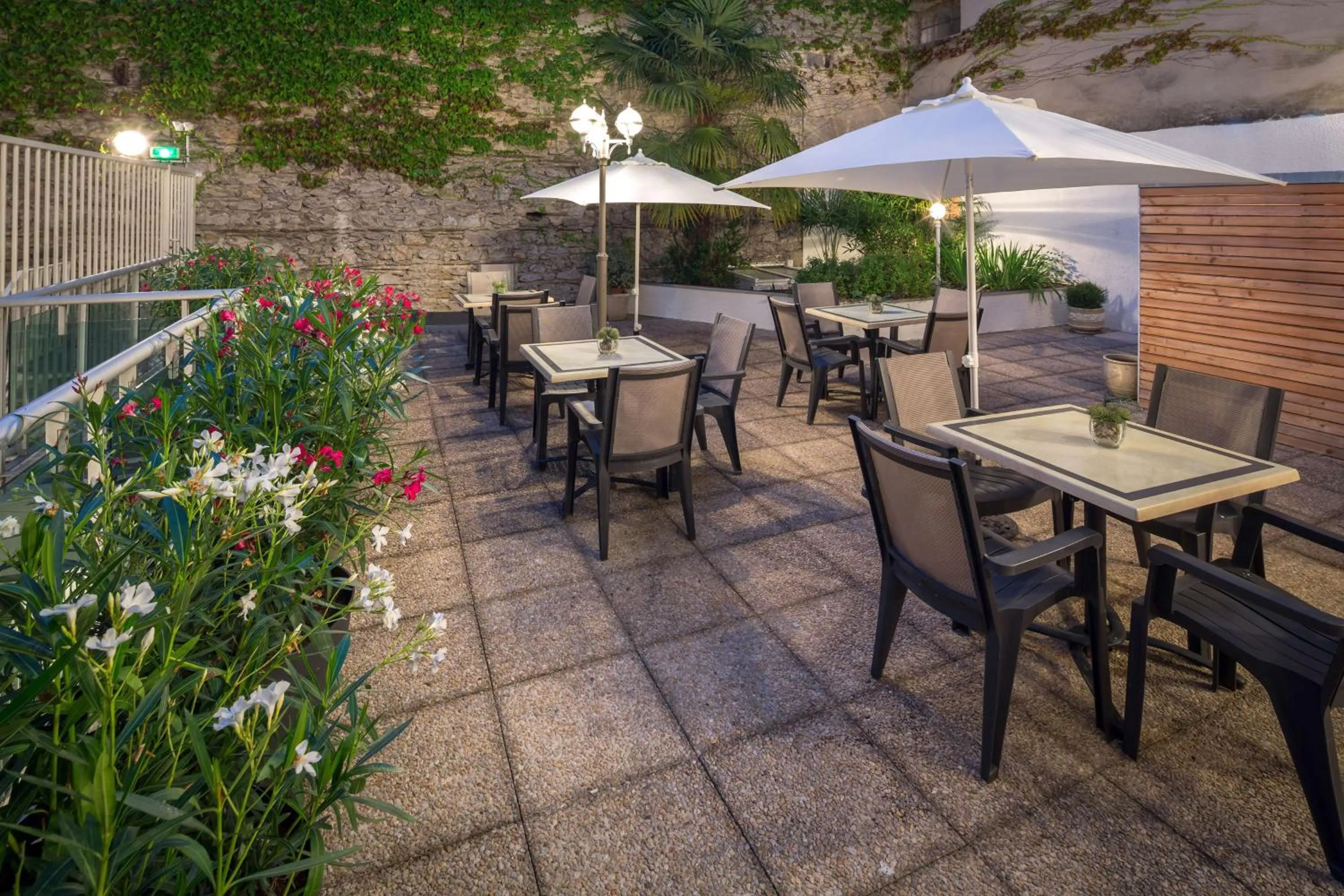 Patio in Hôtel Le Rive Droite & SPA