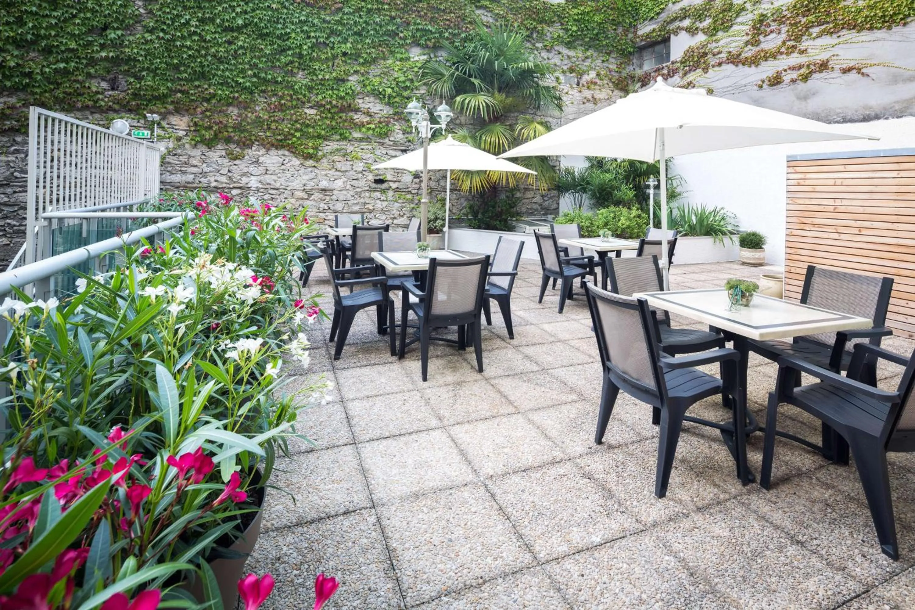 Patio in Hôtel Le Rive Droite & SPA