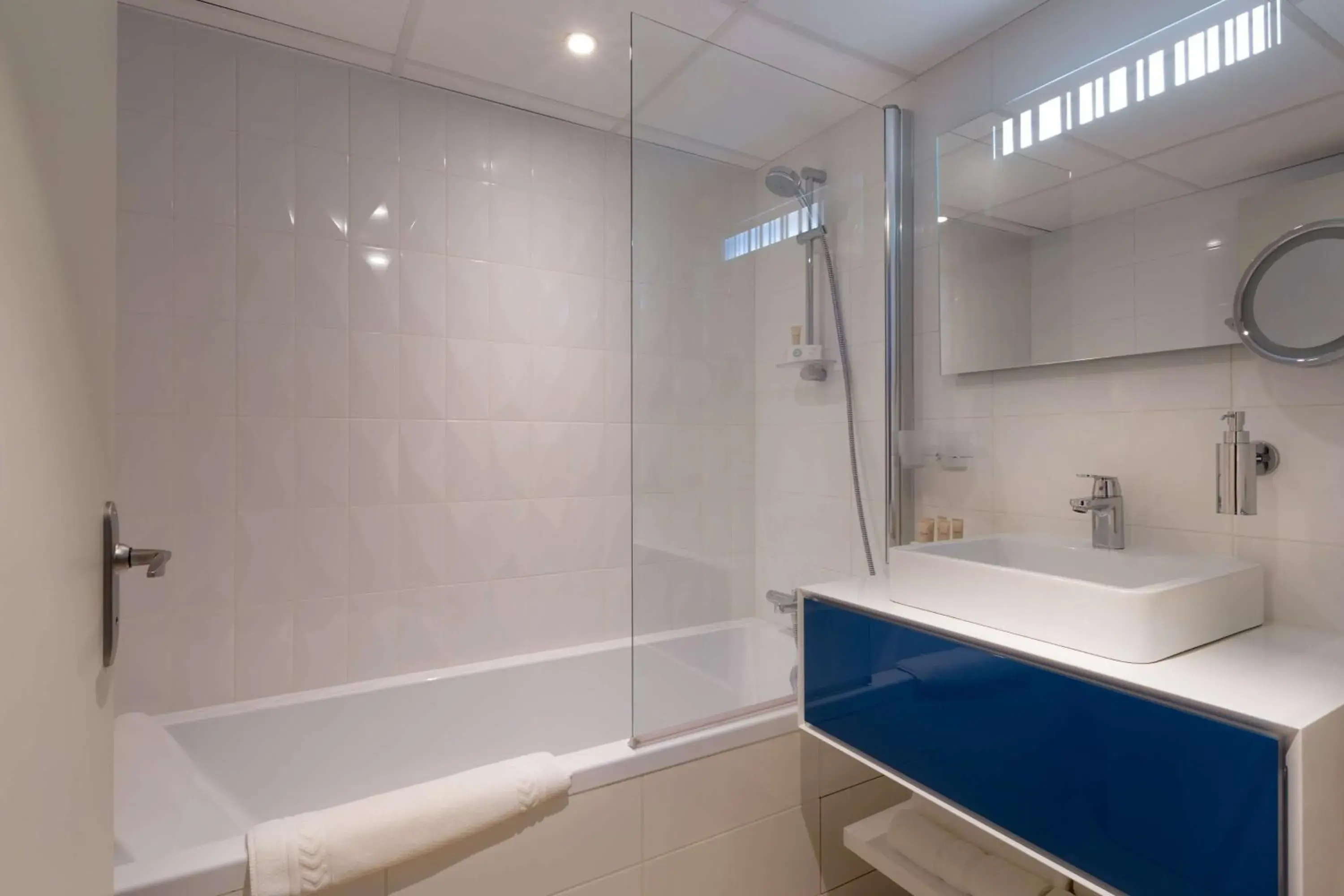 Classic Double Room with Two Single Beds in Hôtel Le Rive Droite & SPA Classic Double Room with Two Single Beds in Hôtel Le Rive Droite & SPA