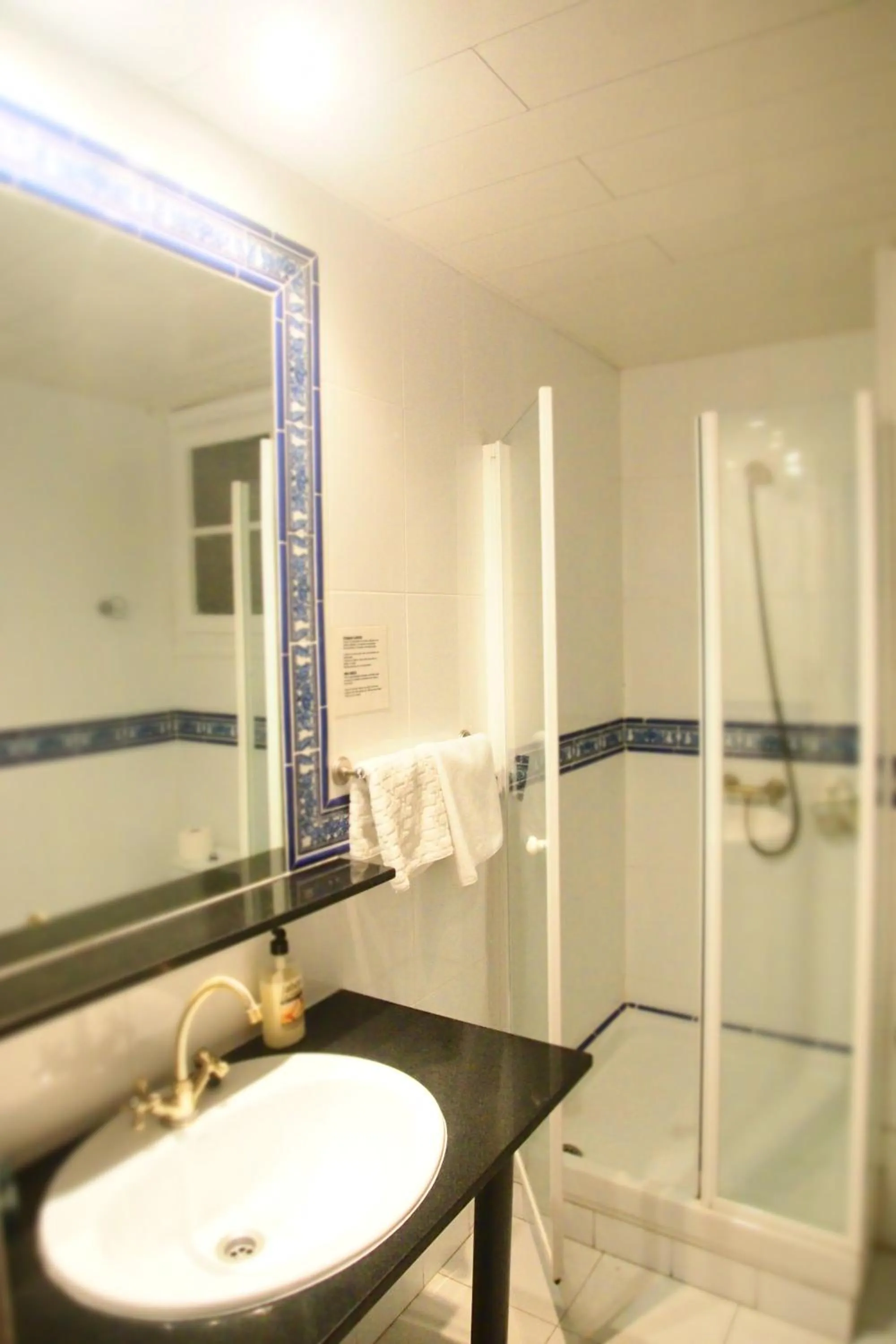 Shower in Privat Hotel Liberty Sitges