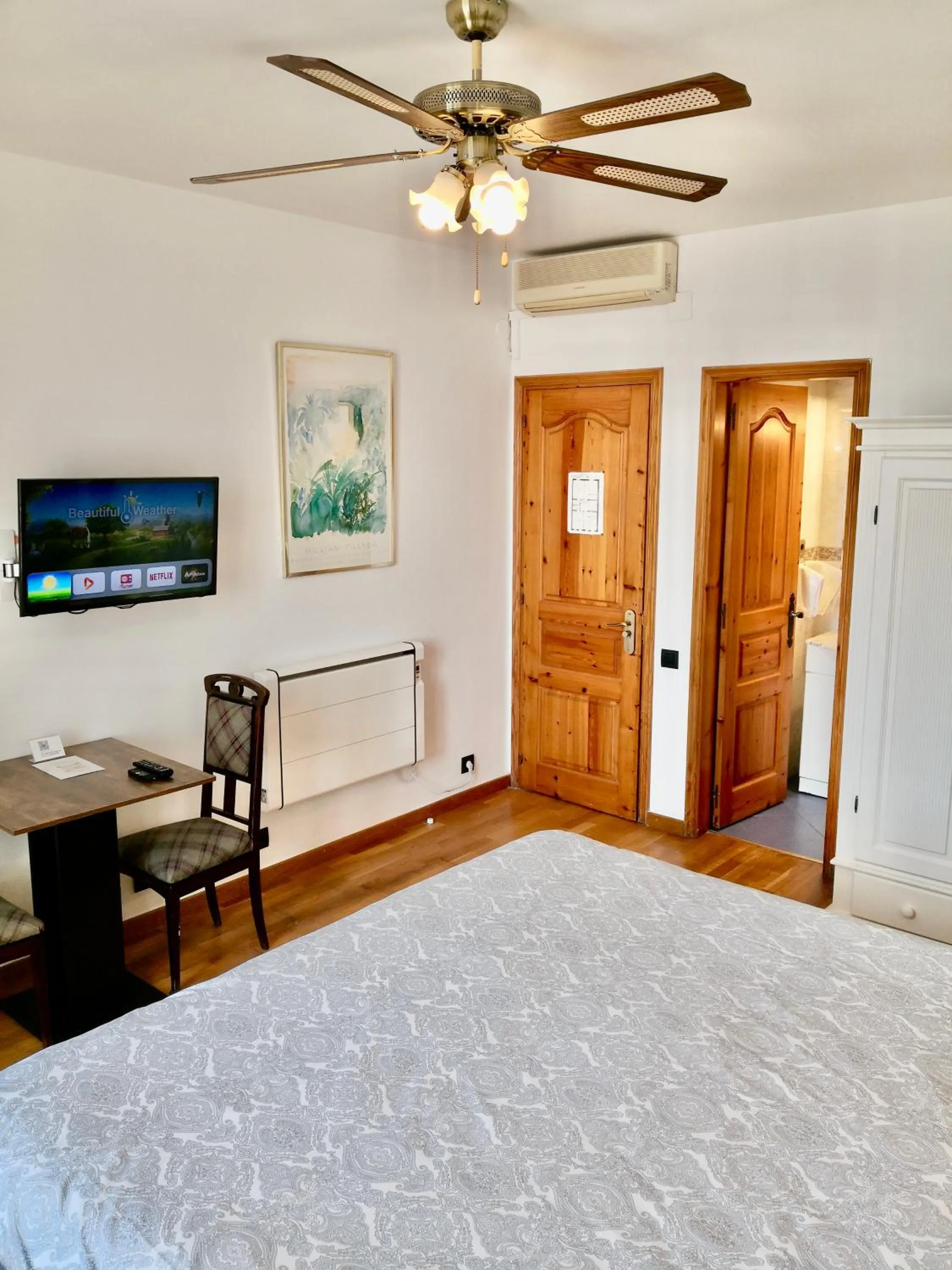 Property building, Bed in Privat Hotel Liberty Sitges