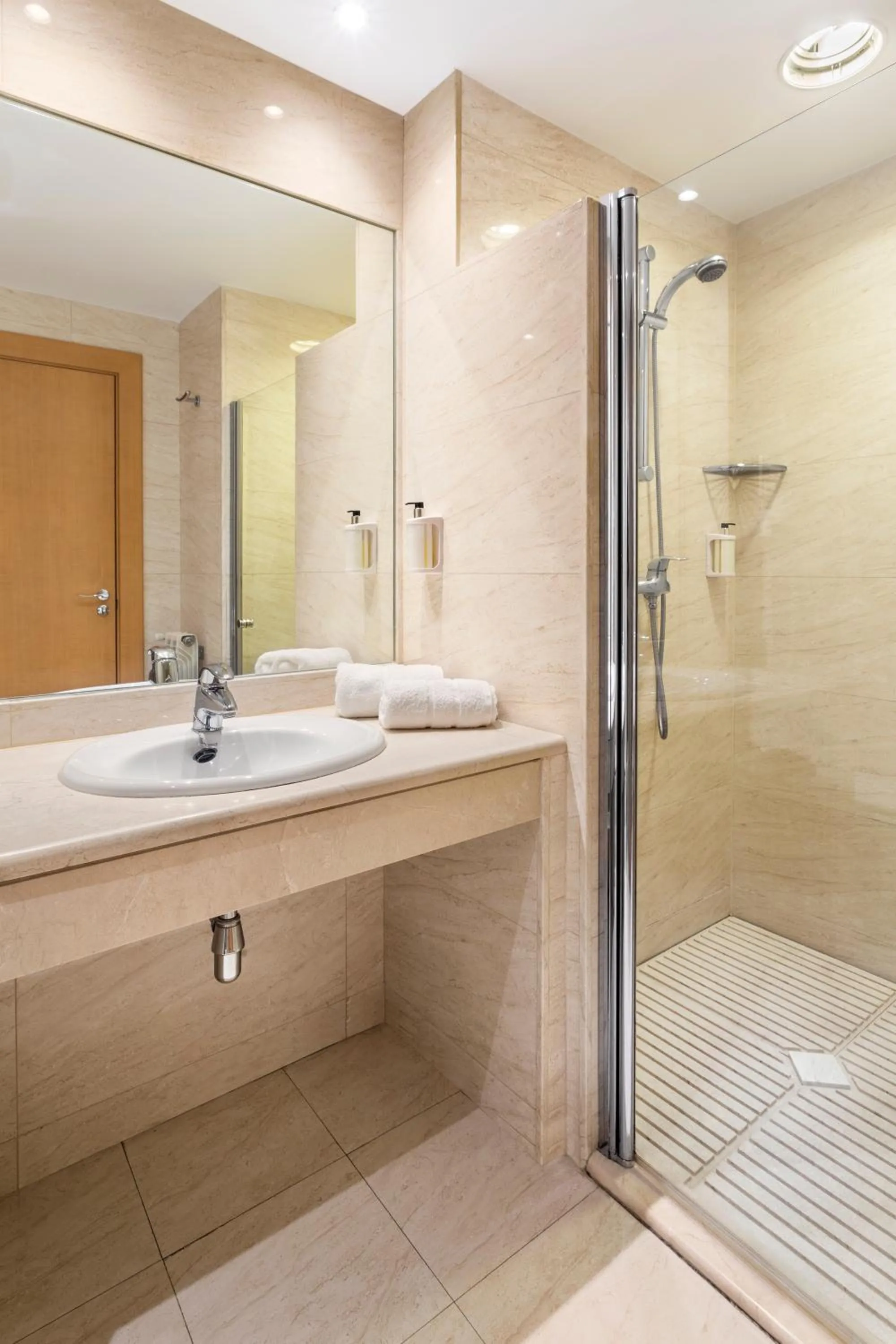Shower in B&B HOTEL Madrid Arganda