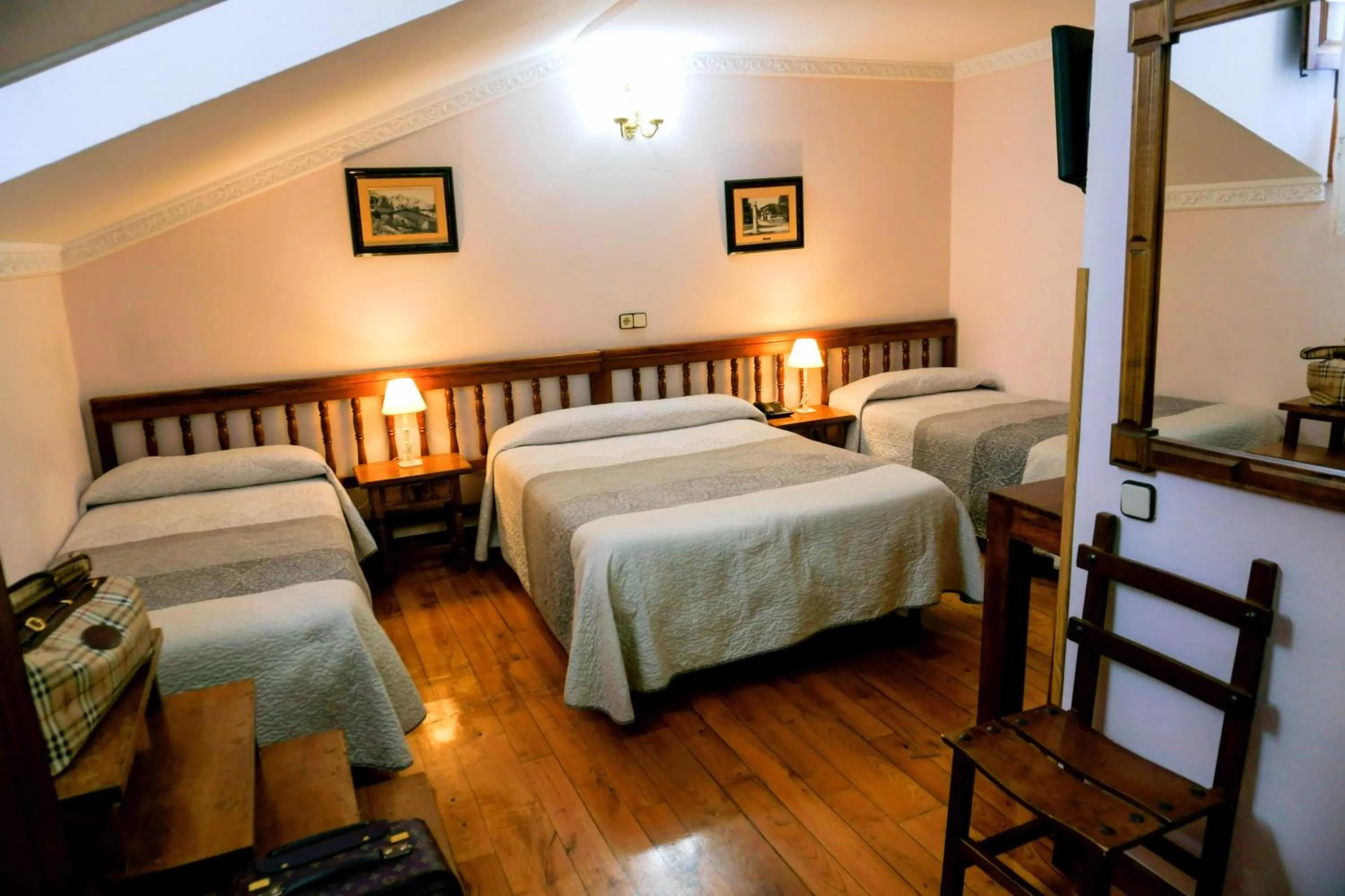 Photo of the whole room in Hotel Los Angeles