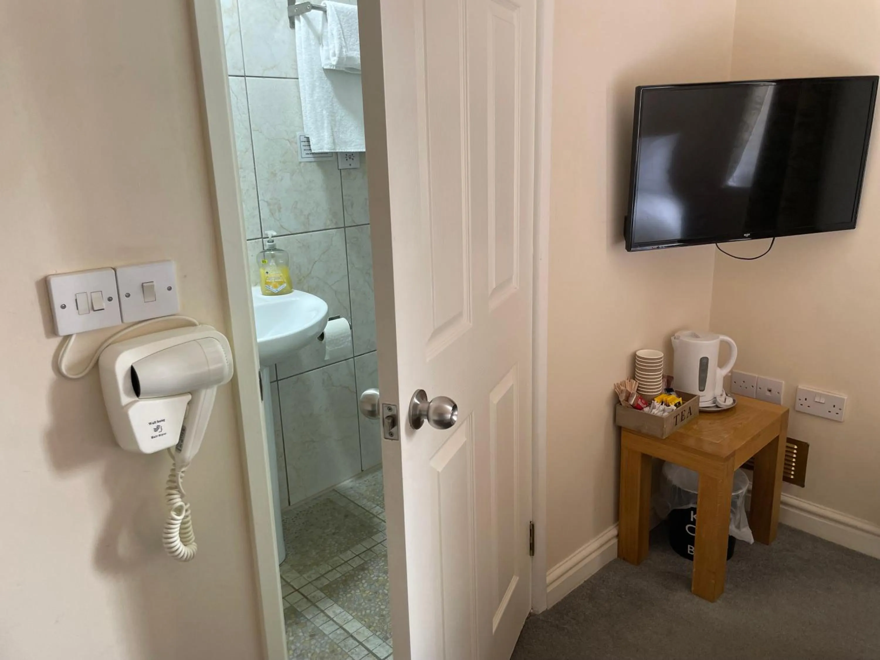 Shower in Bridge Farm Guesthouse rooms