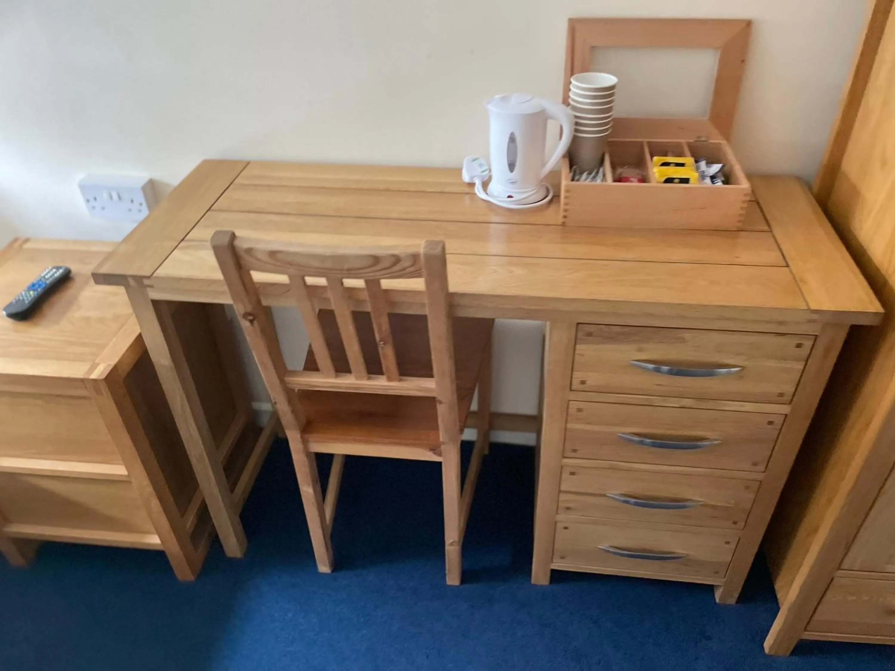 Coffee/tea facilities in Bridge Farm Guesthouse rooms