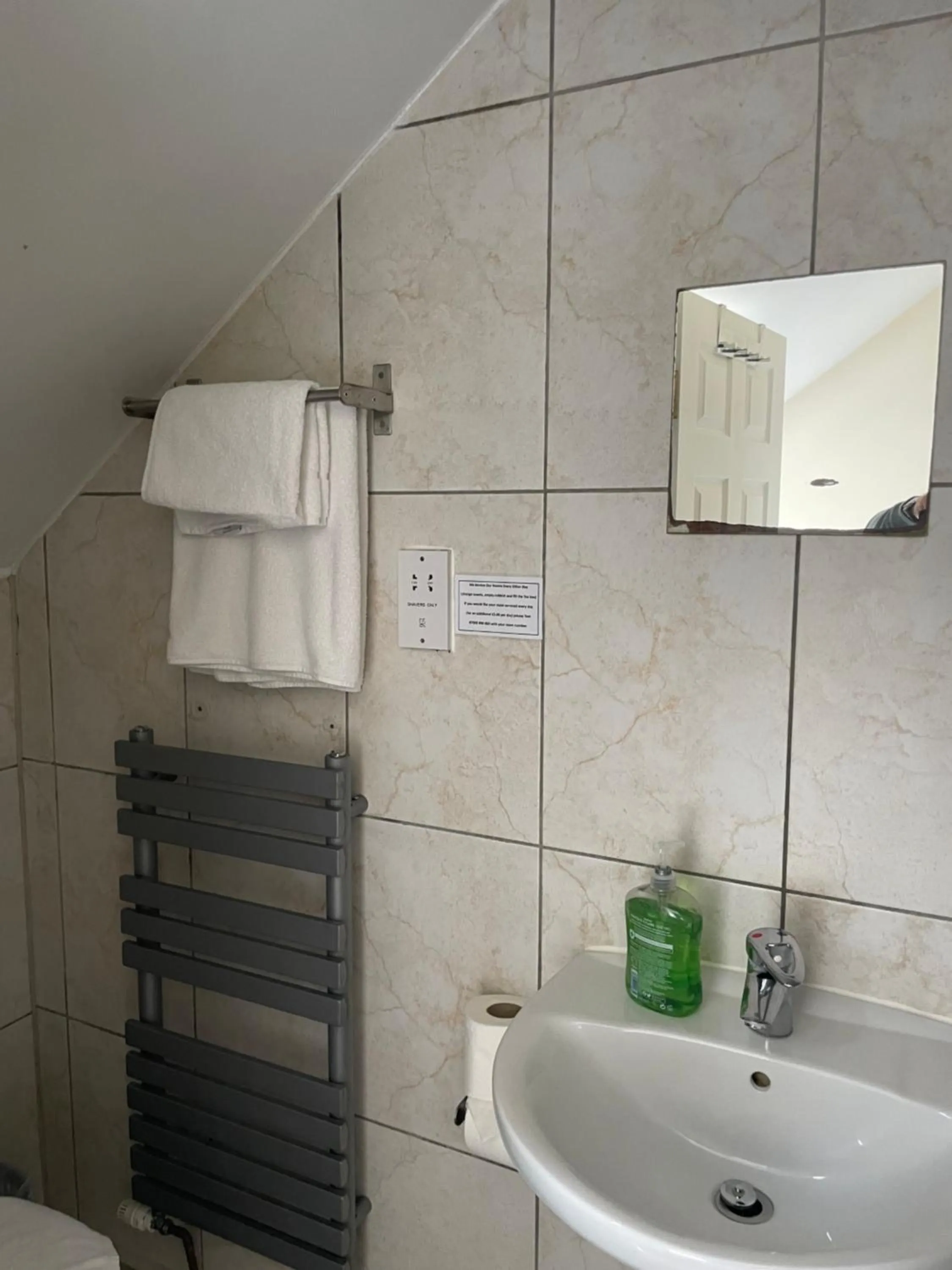 Bathroom in Bridge Farm Guesthouse rooms