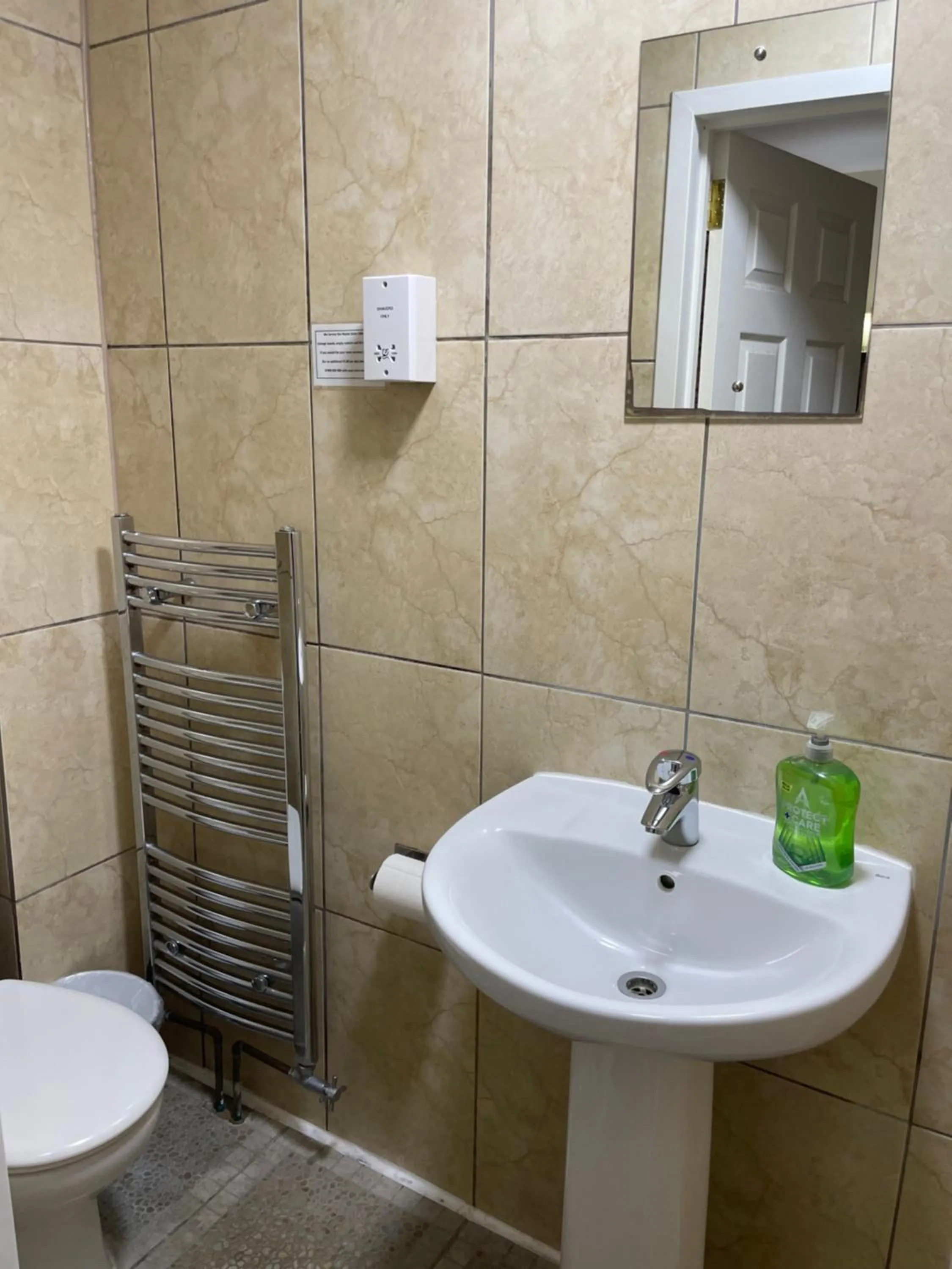 Shower in Bridge Farm Guesthouse rooms