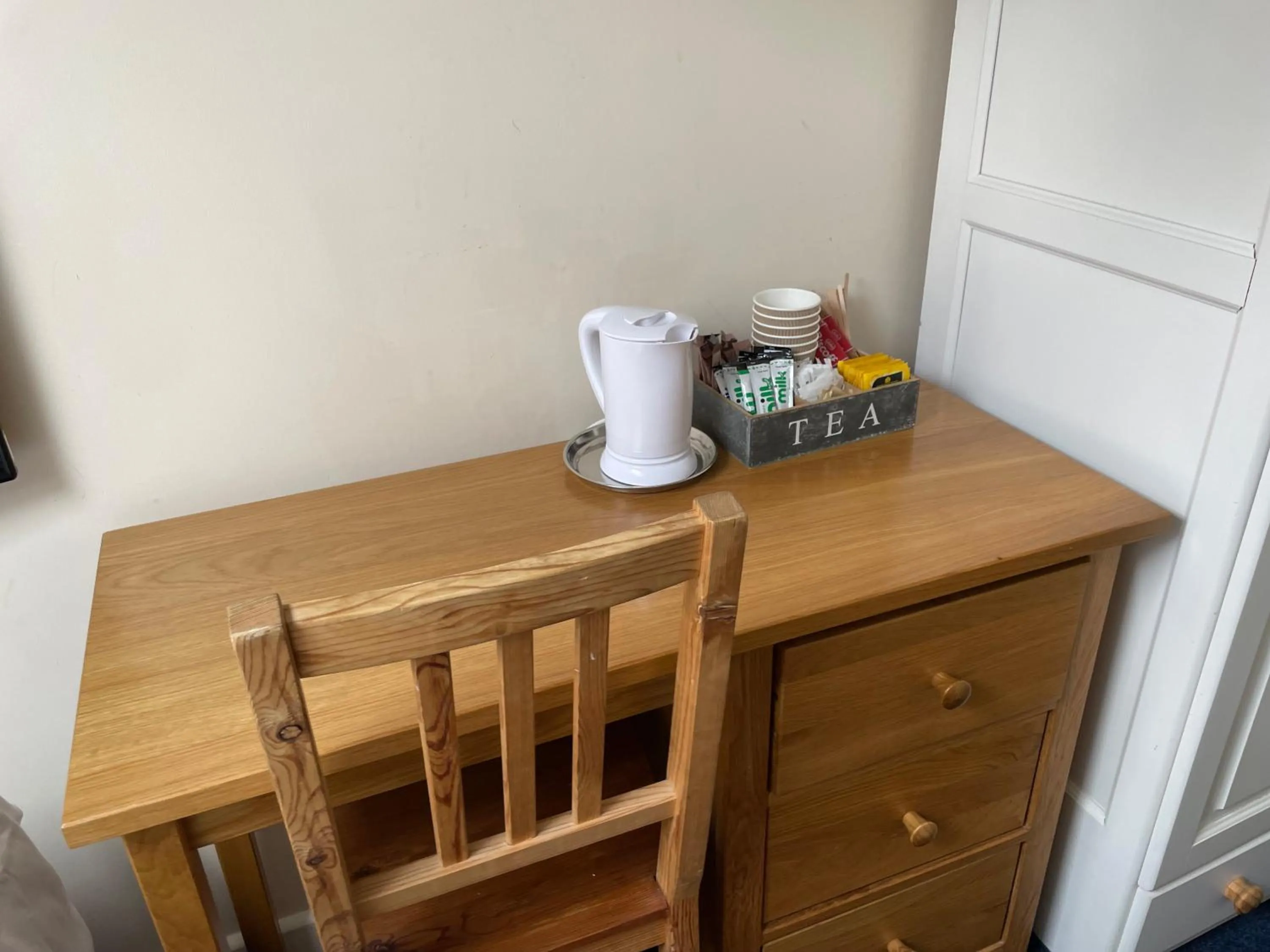 Coffee/tea facilities in Bridge Farm Guesthouse rooms