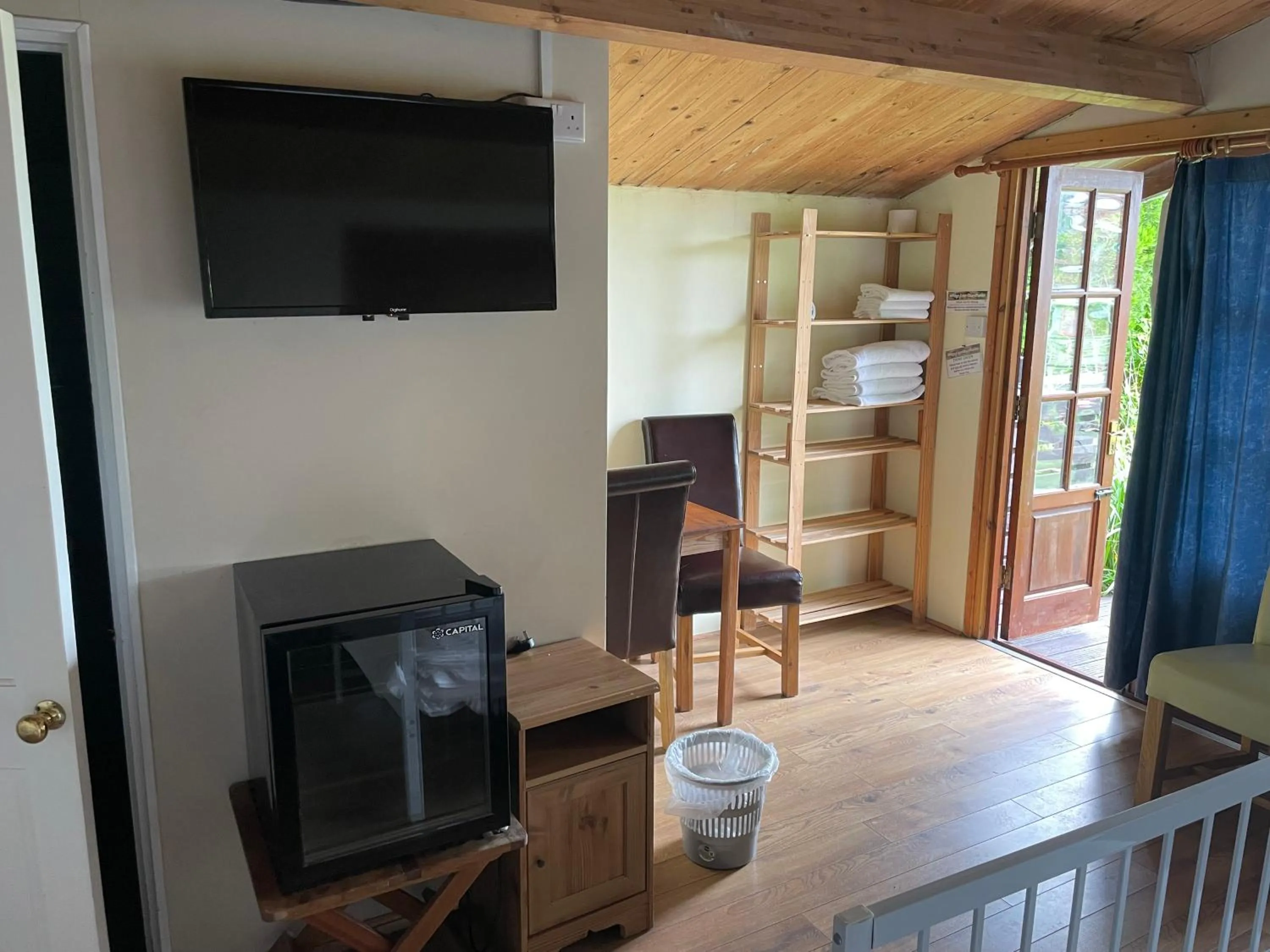 TV and multimedia in Bridge Farm Guesthouse rooms