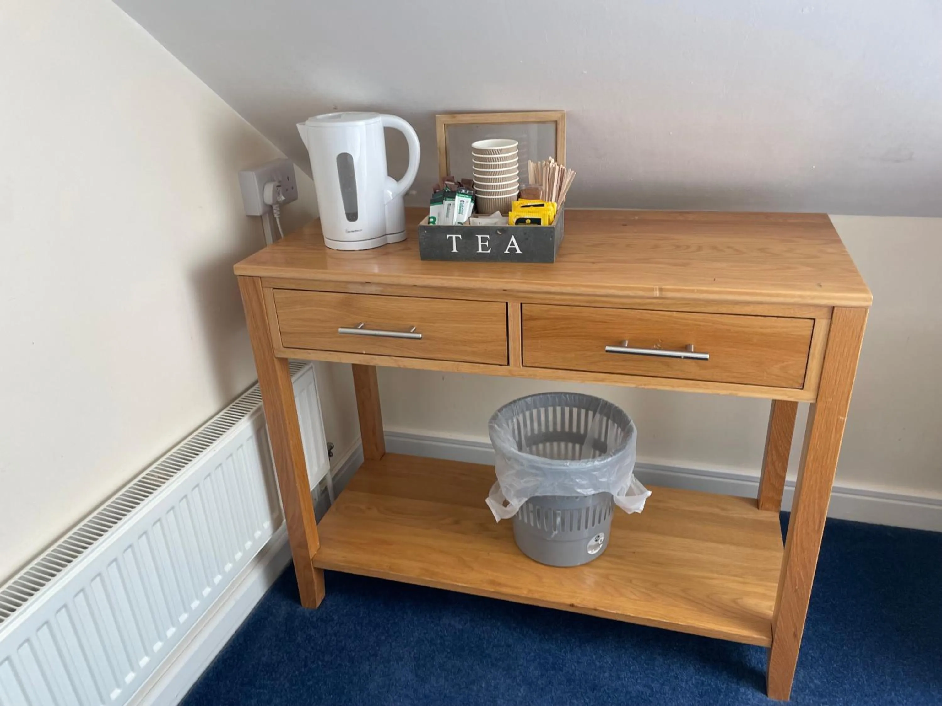Coffee/tea facilities in Bridge Farm Guesthouse rooms