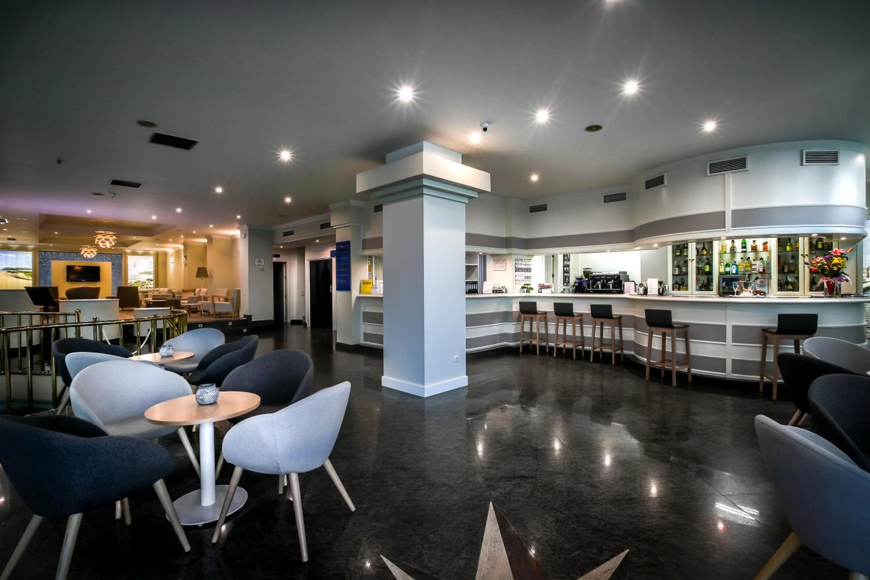 Lounge or bar in Hotel Villa de Laredo