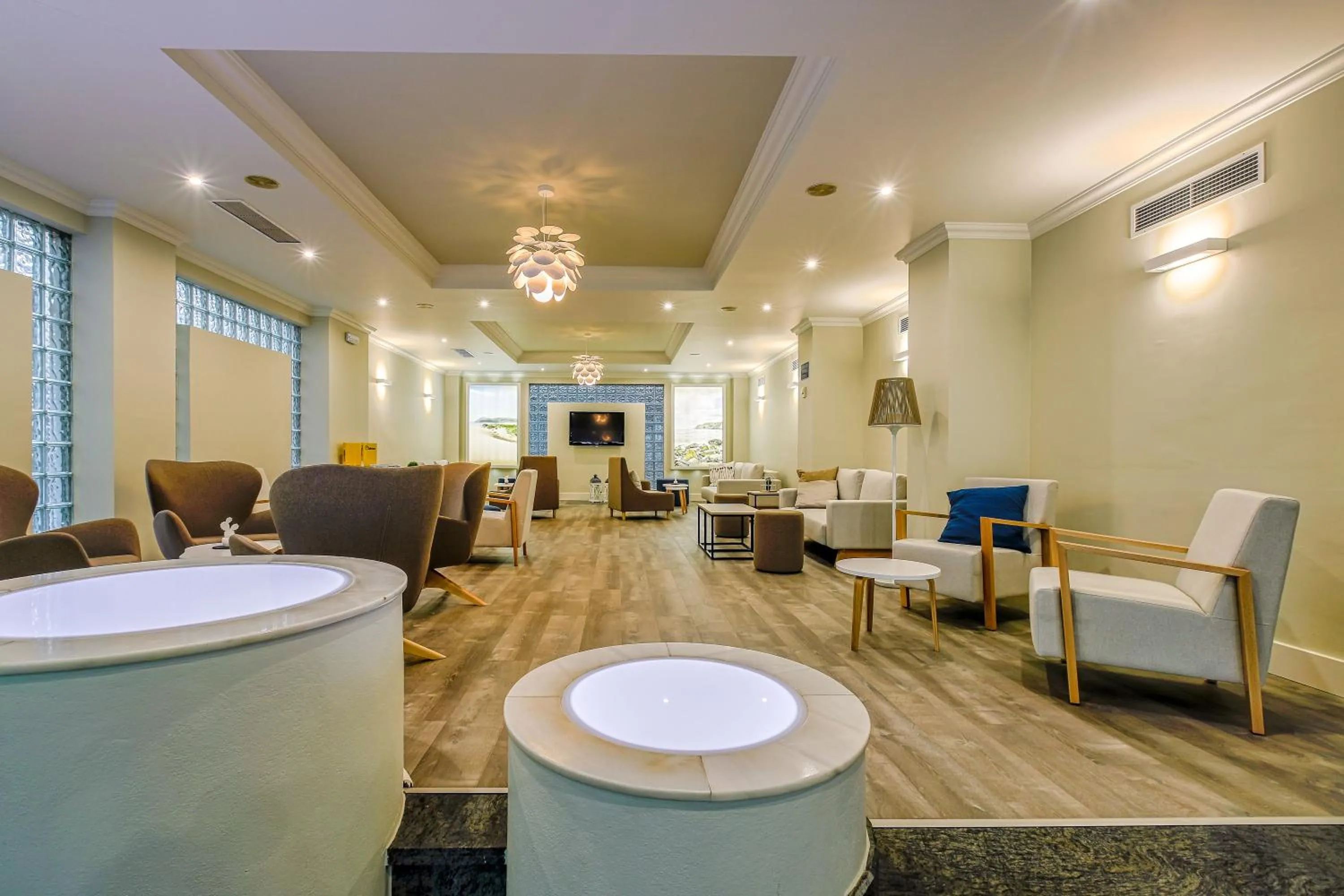 Communal lounge/ TV room in Hotel Villa de Laredo