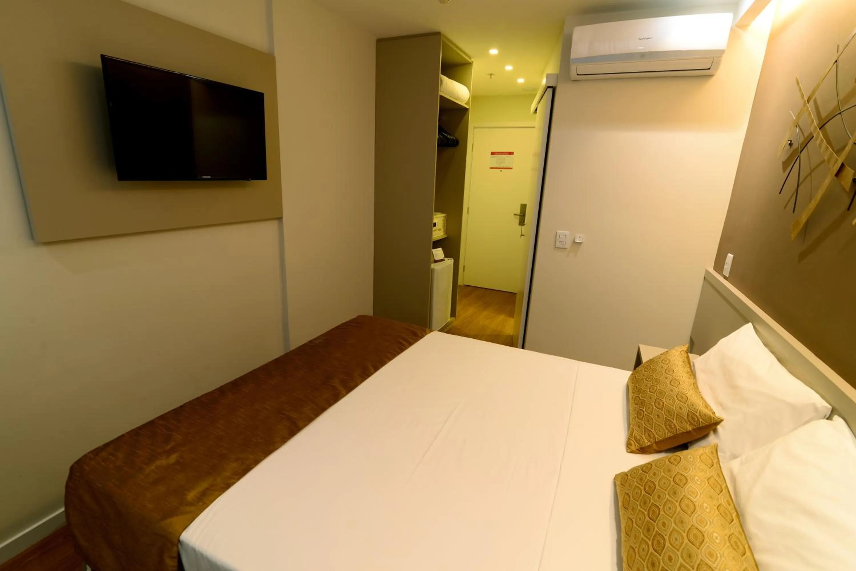 Bedroom, Bed in Easy Hotel Cachoeiro de Itapemirim by Atlantica
