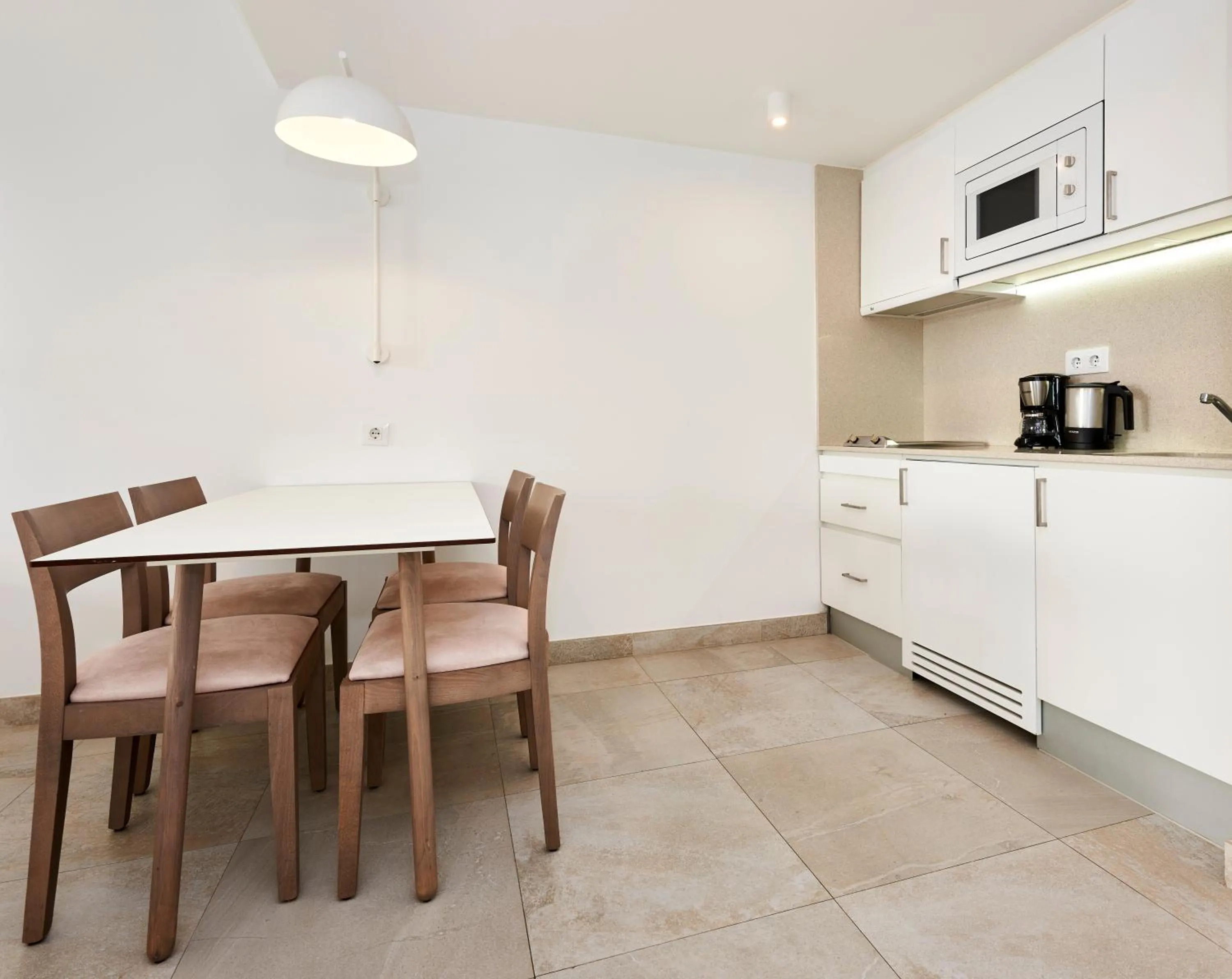 Coffee/tea facilities in Hoposa Hotel & Apartaments VillaConcha