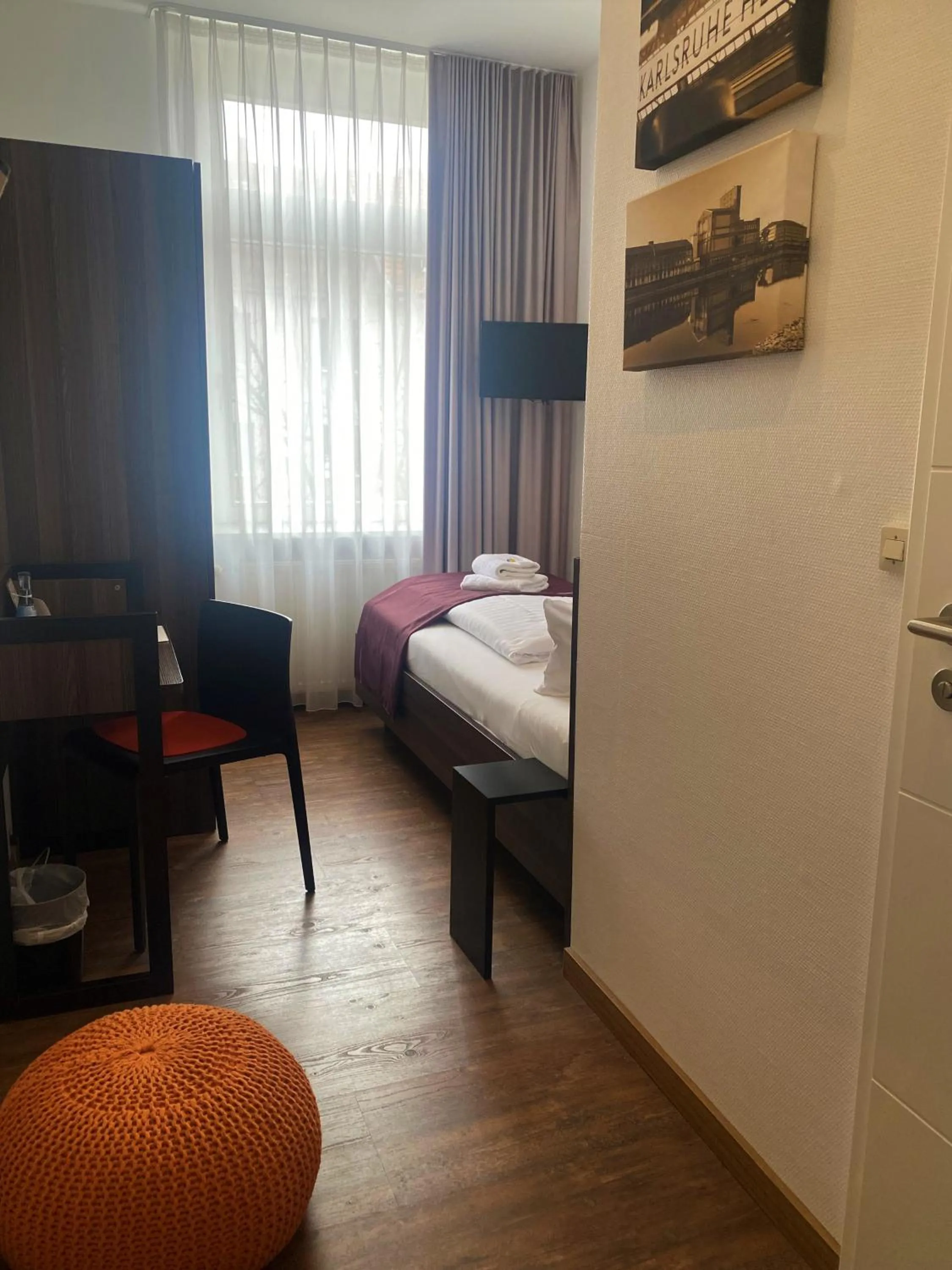 Photo of the whole room, Bed in sevenDays Hotel Karlsruhe