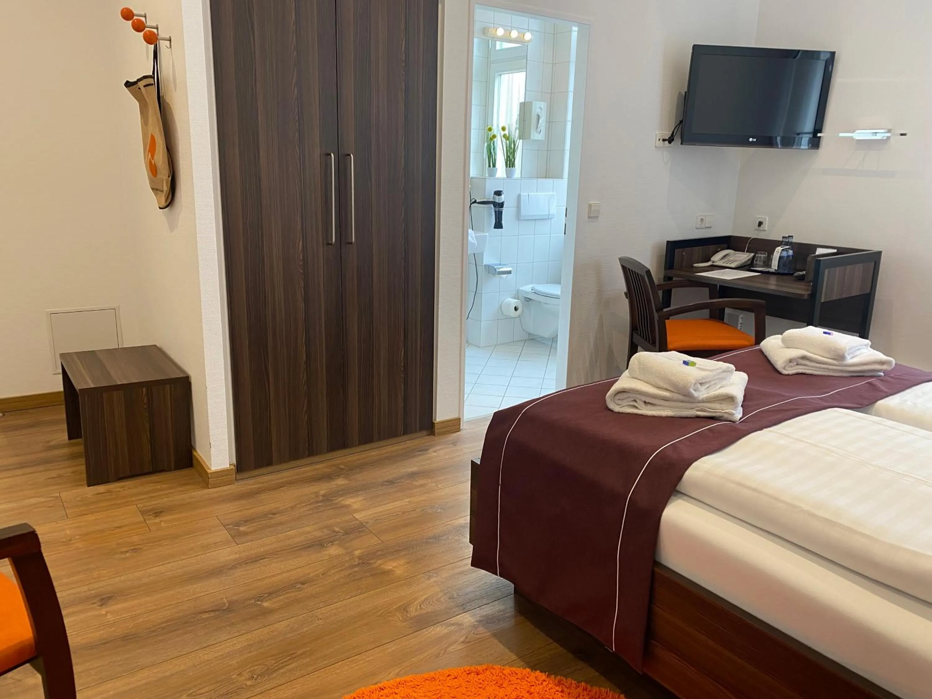 Photo of the whole room, Bed in sevenDays Hotel Karlsruhe