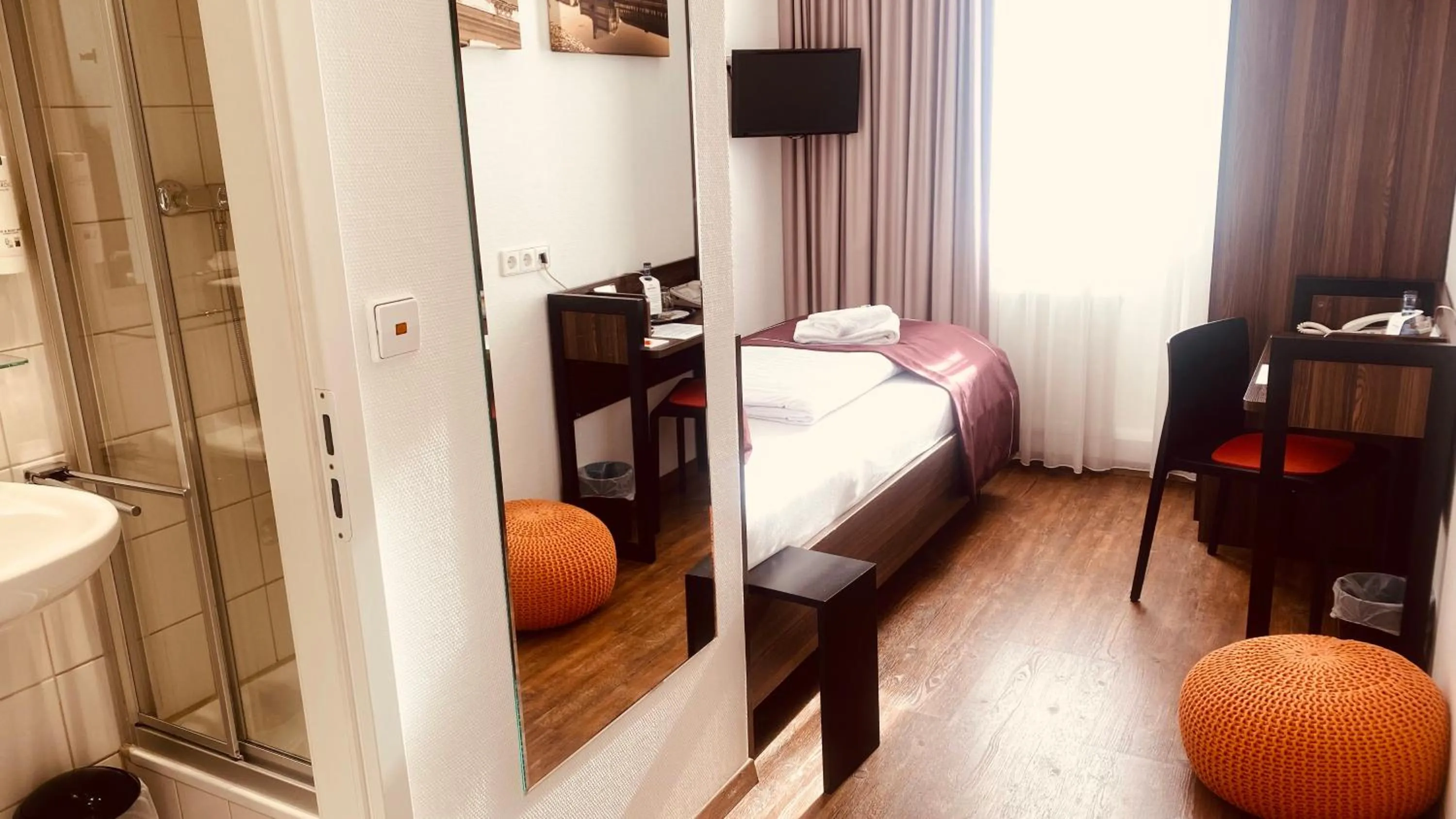 Photo of the whole room, Bed in sevenDays Hotel Karlsruhe