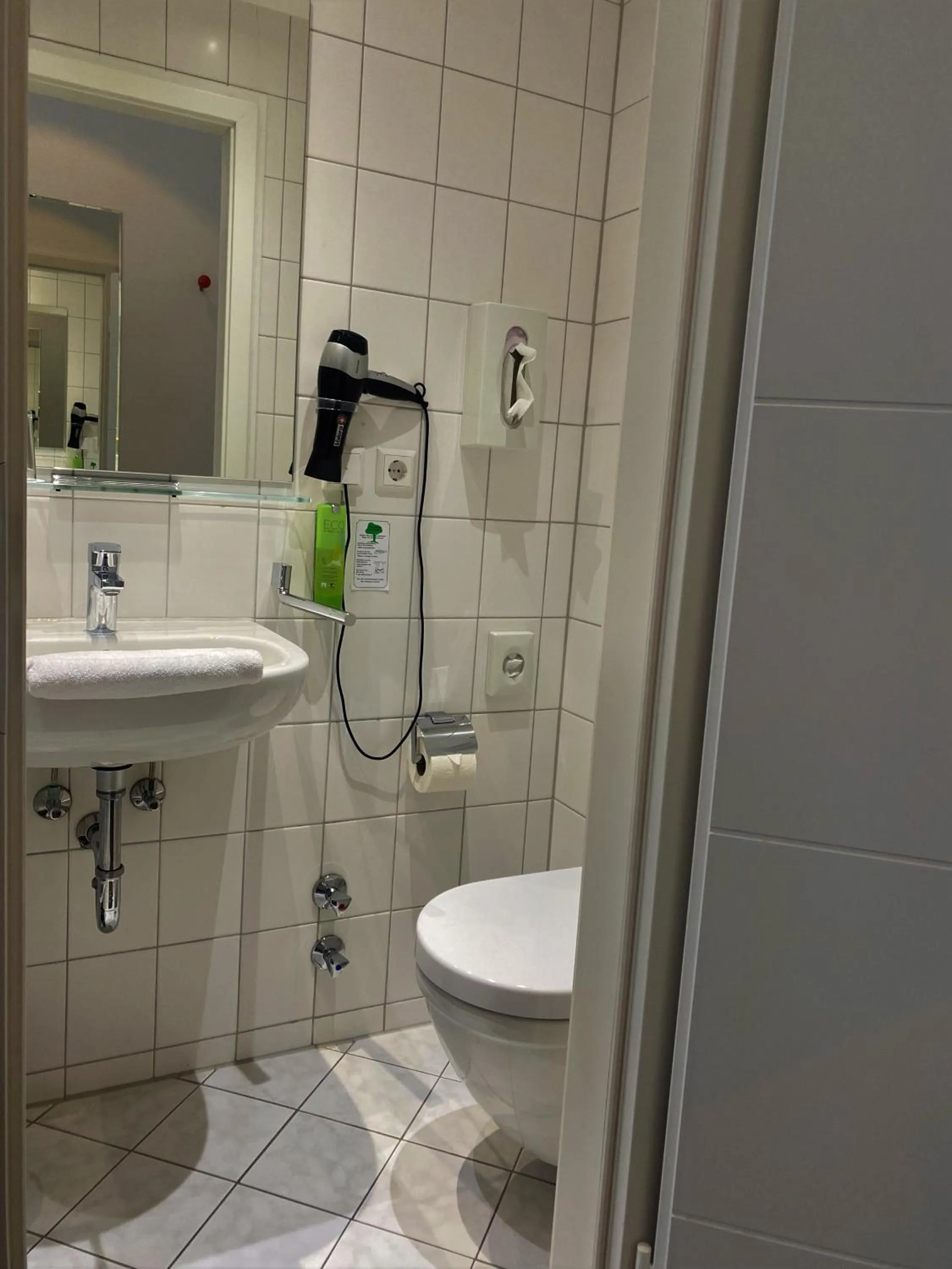 Bathroom in sevenDays Hotel Karlsruhe