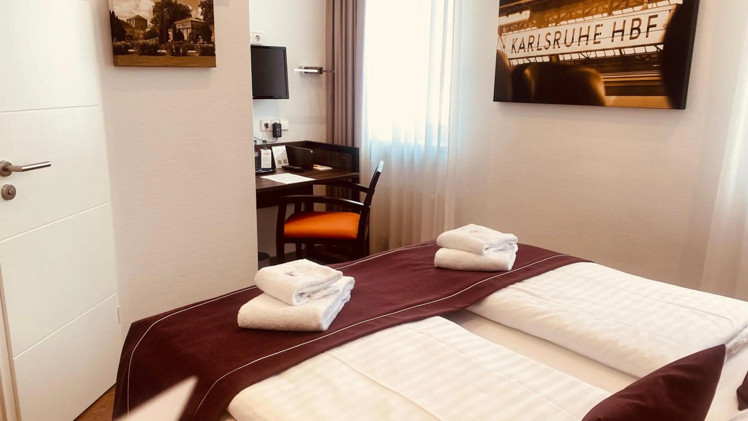 Photo of the whole room, Bed in sevenDays Hotel Karlsruhe