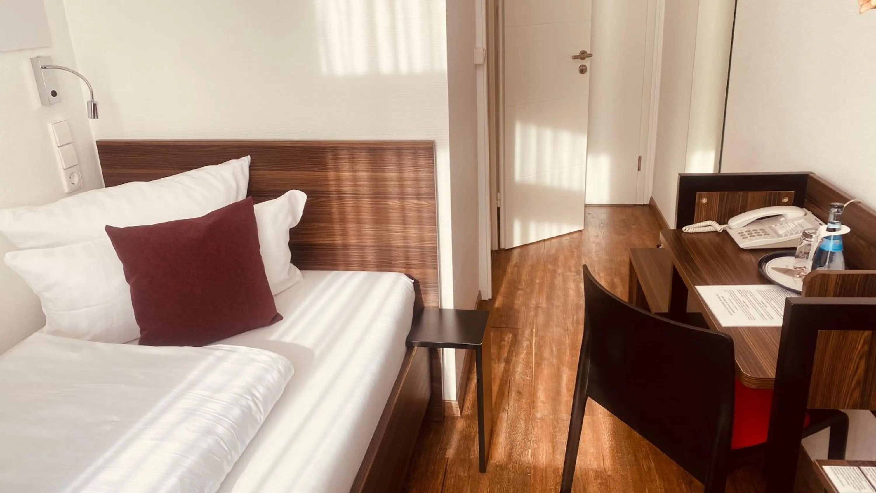 Photo of the whole room, Bed in sevenDays Hotel Karlsruhe