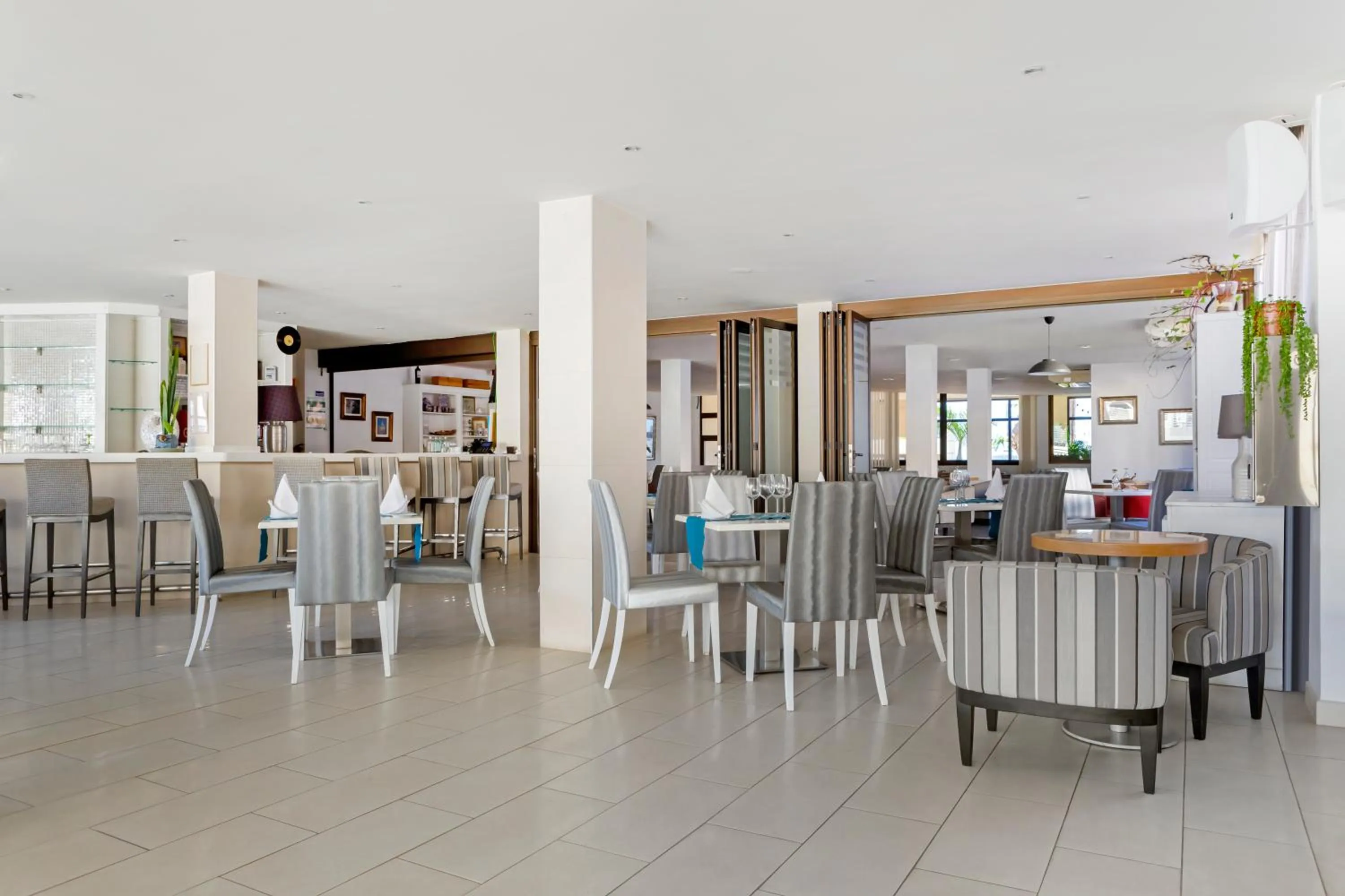 Restaurant/places to eat in Royal Sunset Beach Club