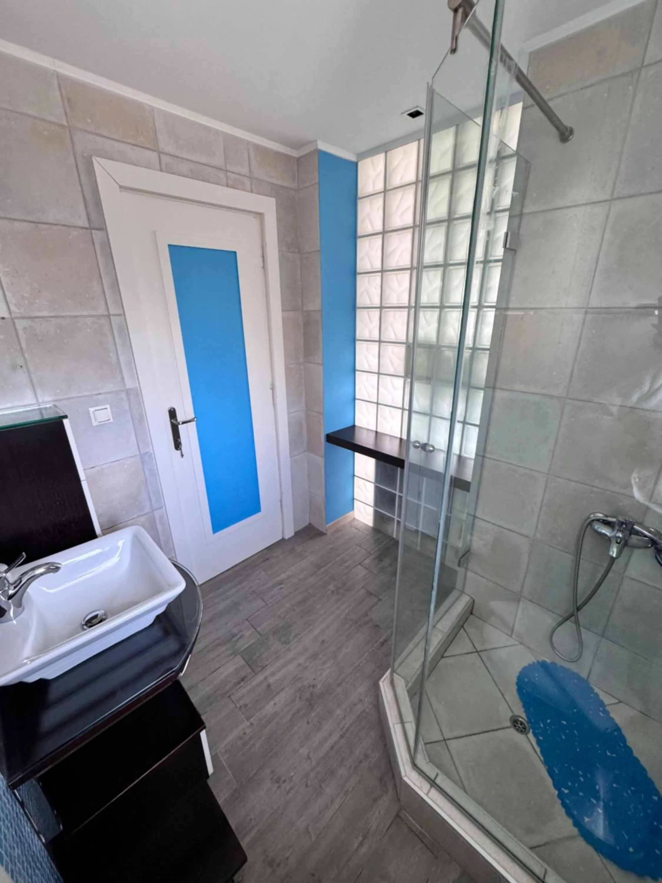 Shower in Dedis Apartment's