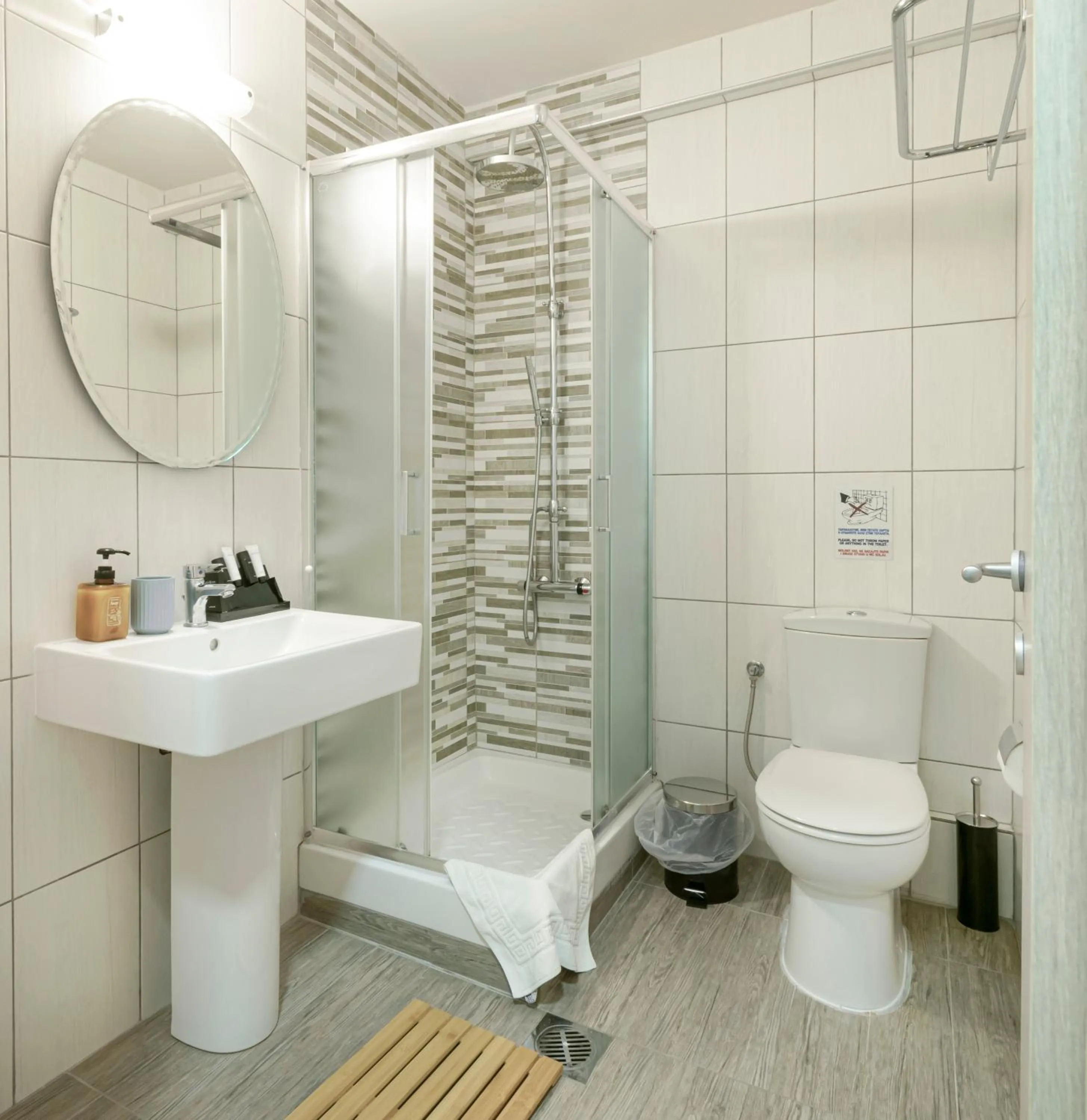 Shower in Dedis Apartment's