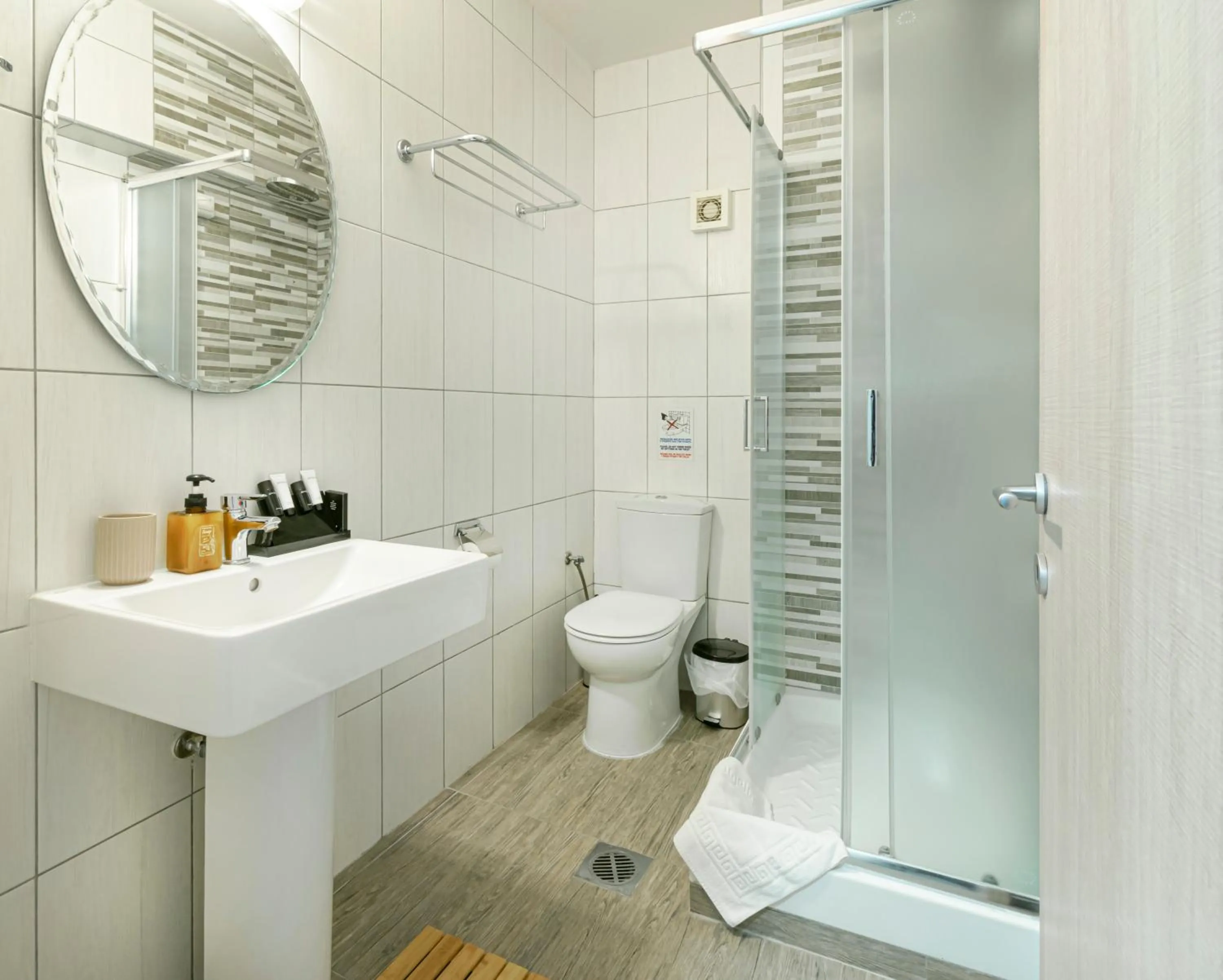 Shower in Dedis Apartment's